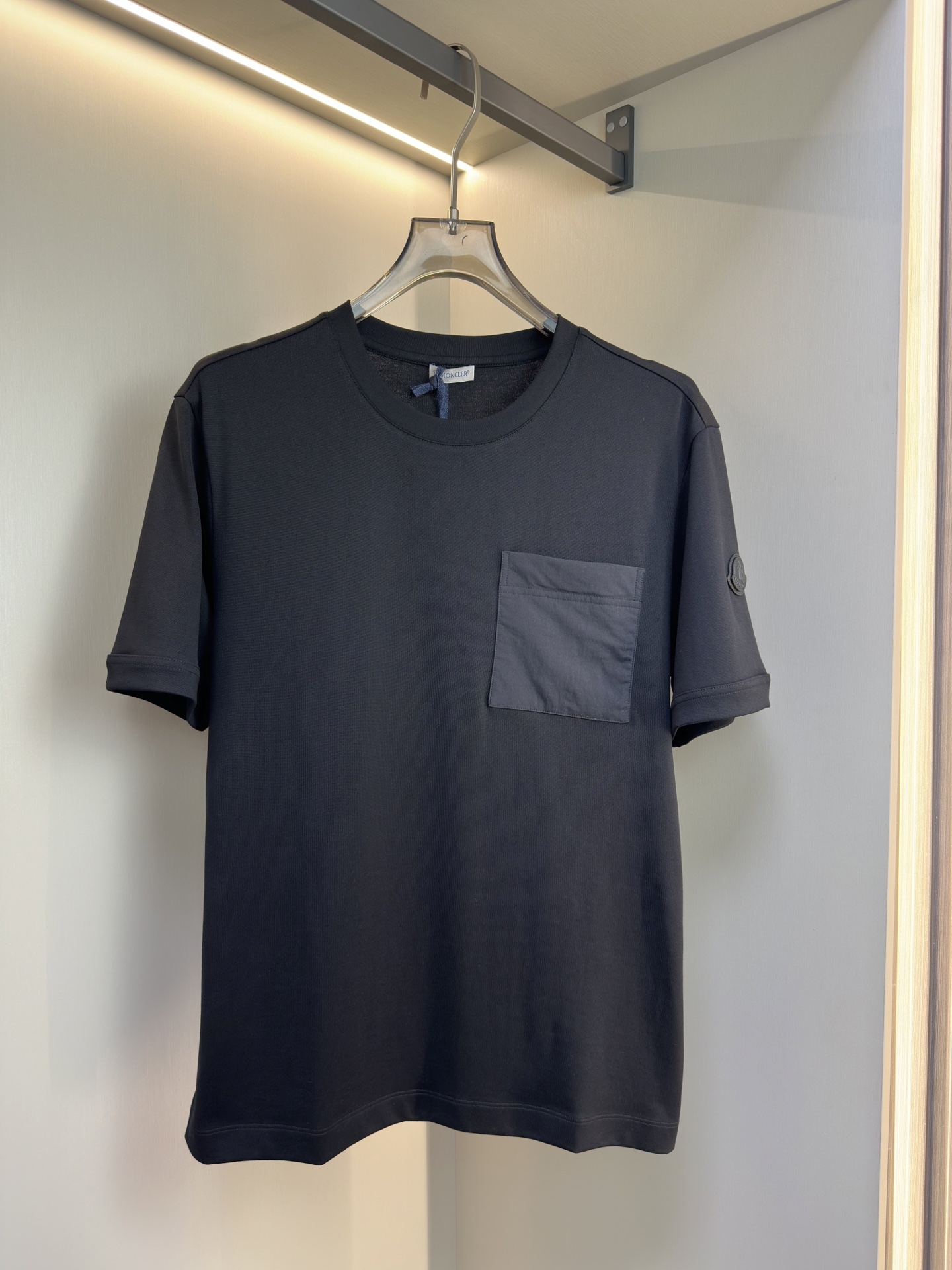MONCLER2026春夏短袖 MONCLER这款短袖面料采用32支双股新疆长绒棉紧密圆领短袖，领口用耐
