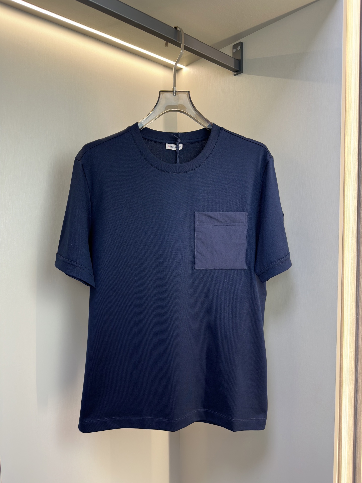 MONCLER2026春夏短袖 MONCLER这款短袖面料采用32支双股新疆长绒棉紧密圆领短袖，领口用耐