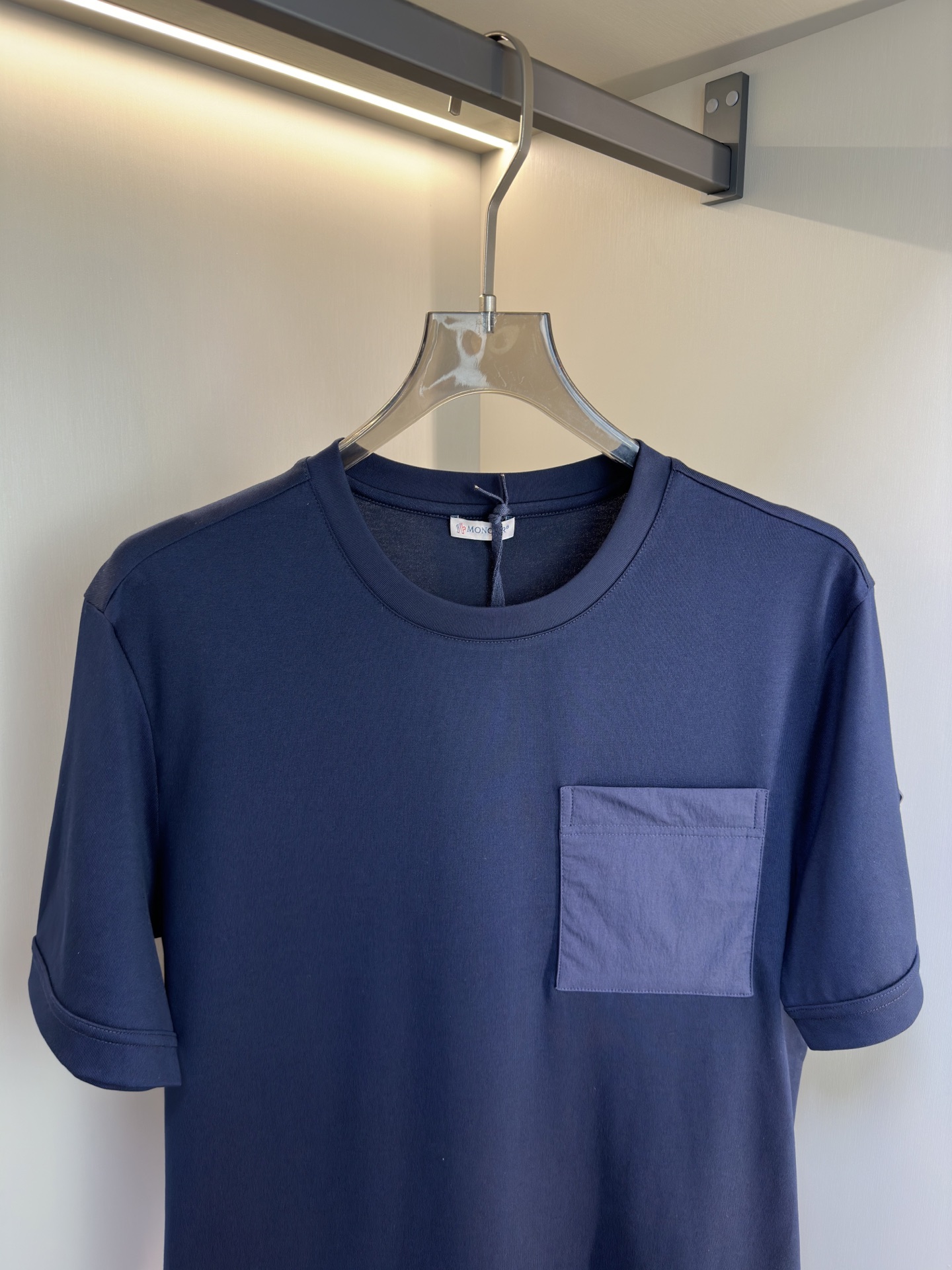 MONCLER2026春夏短袖 MONCLER这款短袖面料采用32支双股新疆长绒棉紧密圆领短袖，领口用耐