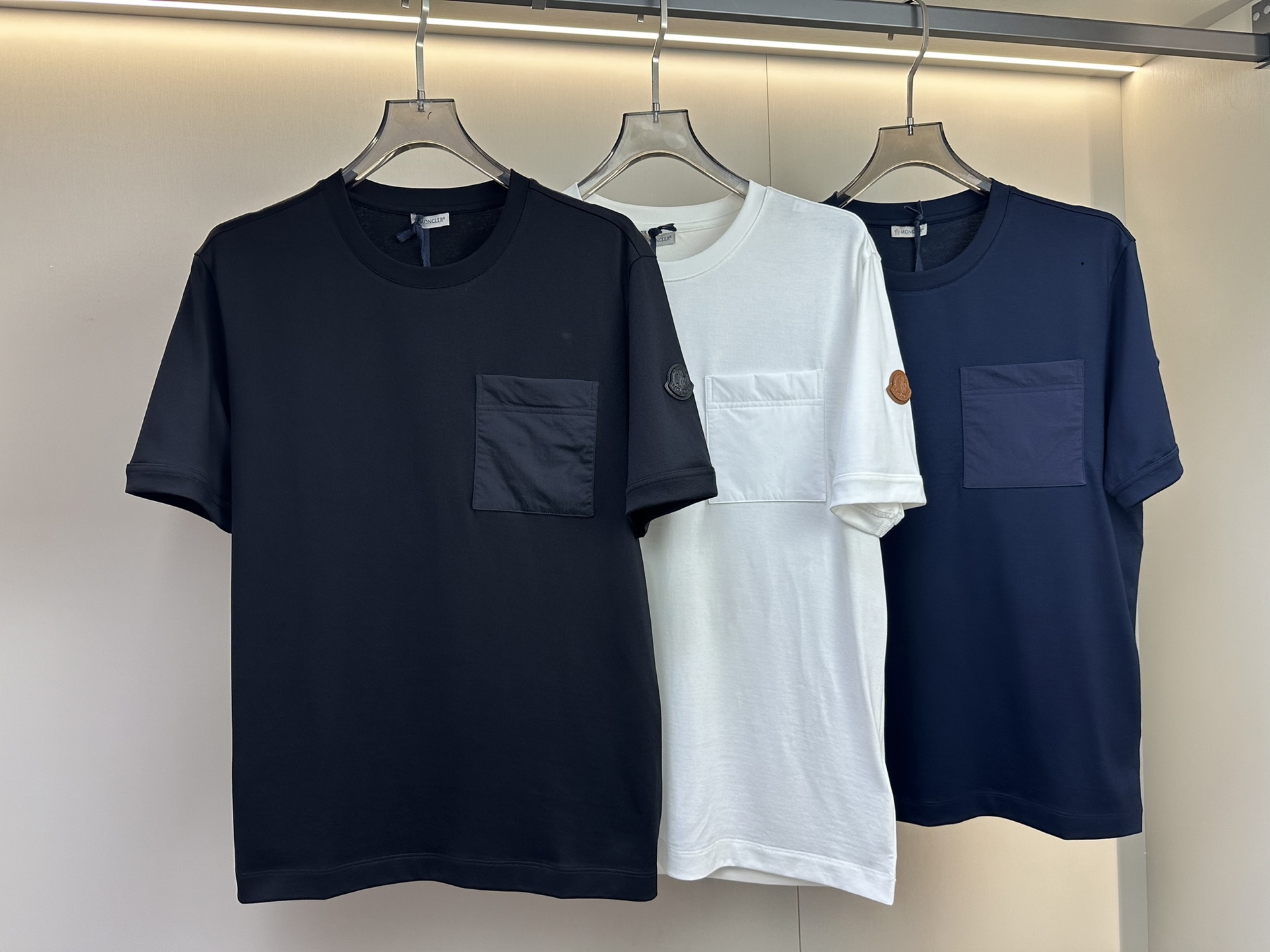 MONCLER2026春夏短袖 MONCLER这款短袖面料采用32支双股新疆长绒棉紧密圆领短袖，领口用耐