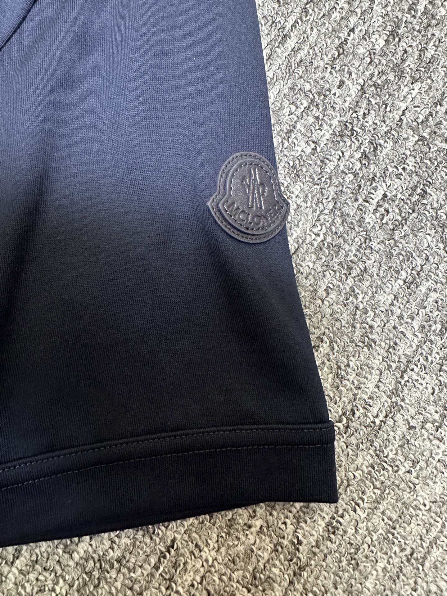 MONCLER2026春夏短袖 MONCLER这款短袖面料采用32支双股新疆长绒棉紧密圆领短袖，领口用耐