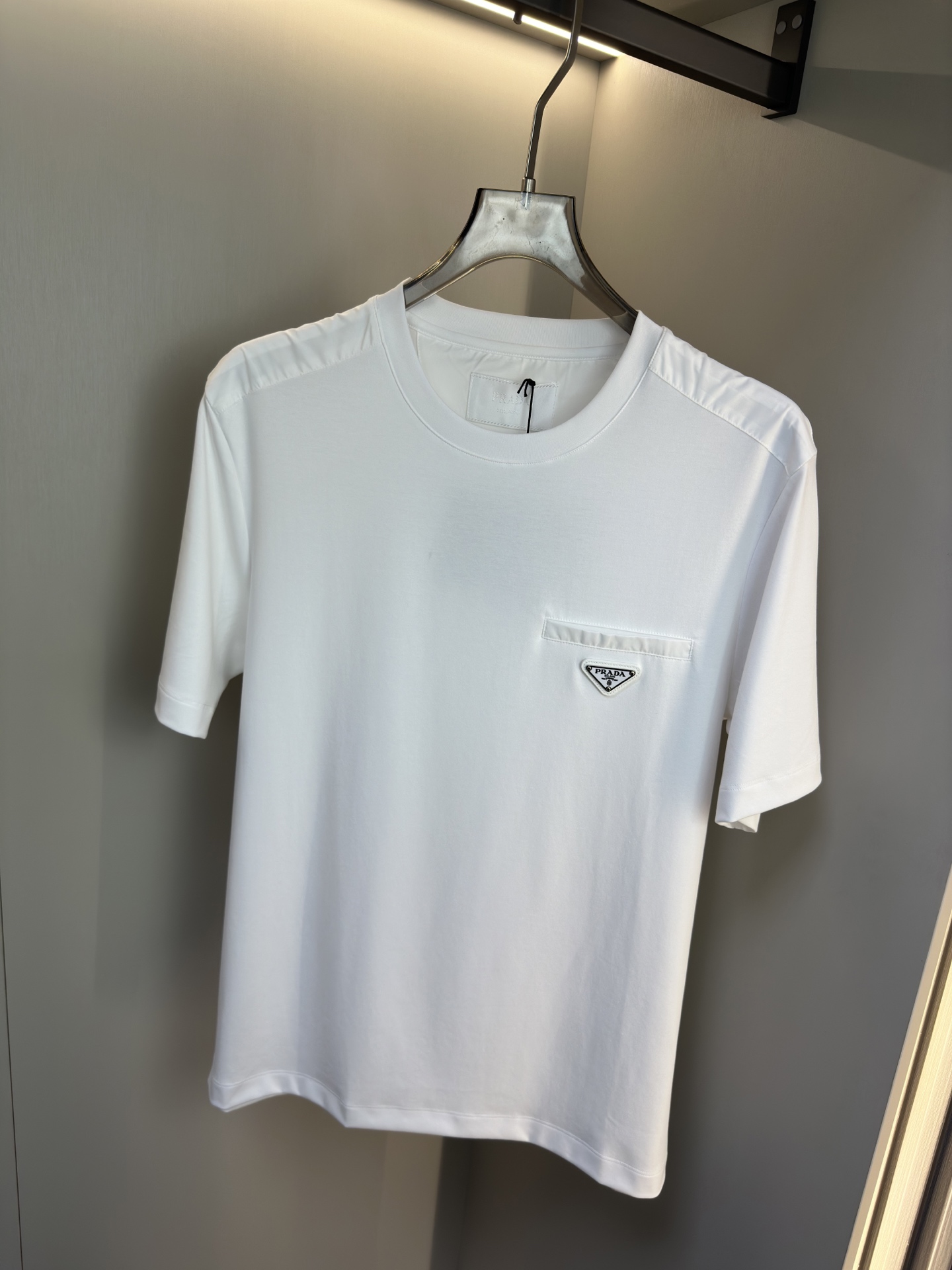 Prada26春夏新品液氨T恤 Prada这款基础款T恤秉承品牌低调简约的理念，经典的针梭织拼接设计，肩