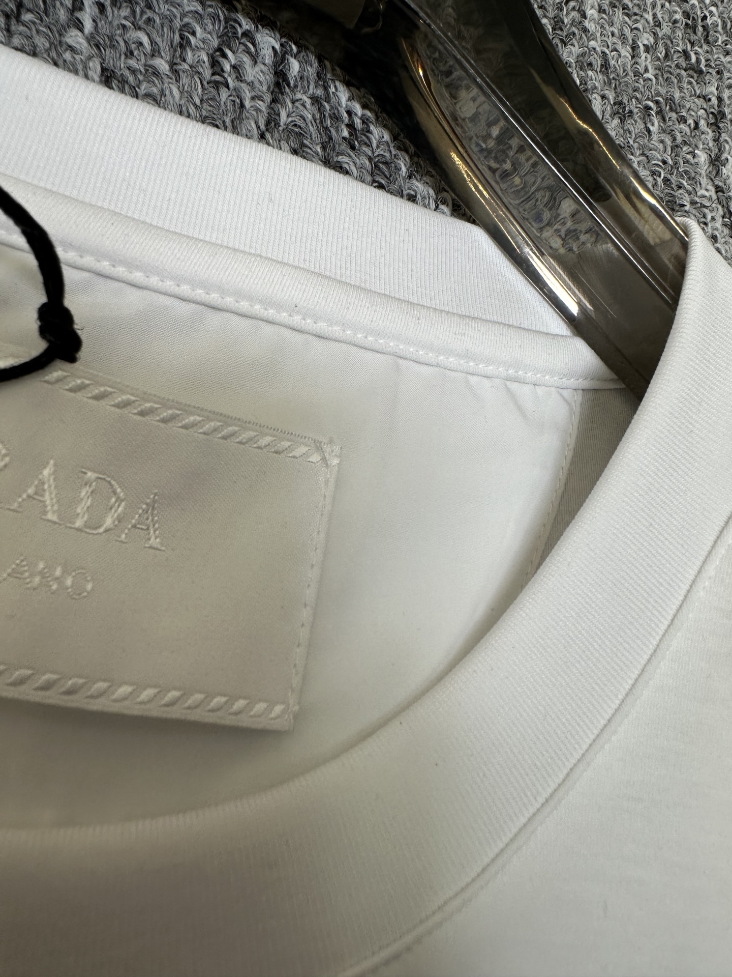 Prada26春夏新品液氨T恤 Prada这款基础款T恤秉承品牌低调简约的理念，经典的针梭织拼接设计，肩