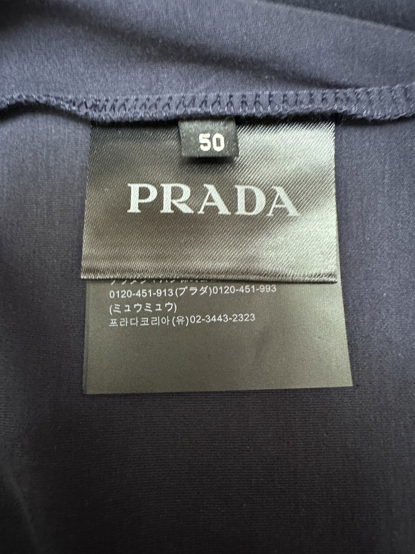 Prada26春夏新品液氨T恤 Prada这款基础款T恤秉承品牌低调简约的理念，经典的针梭织拼接设计，肩