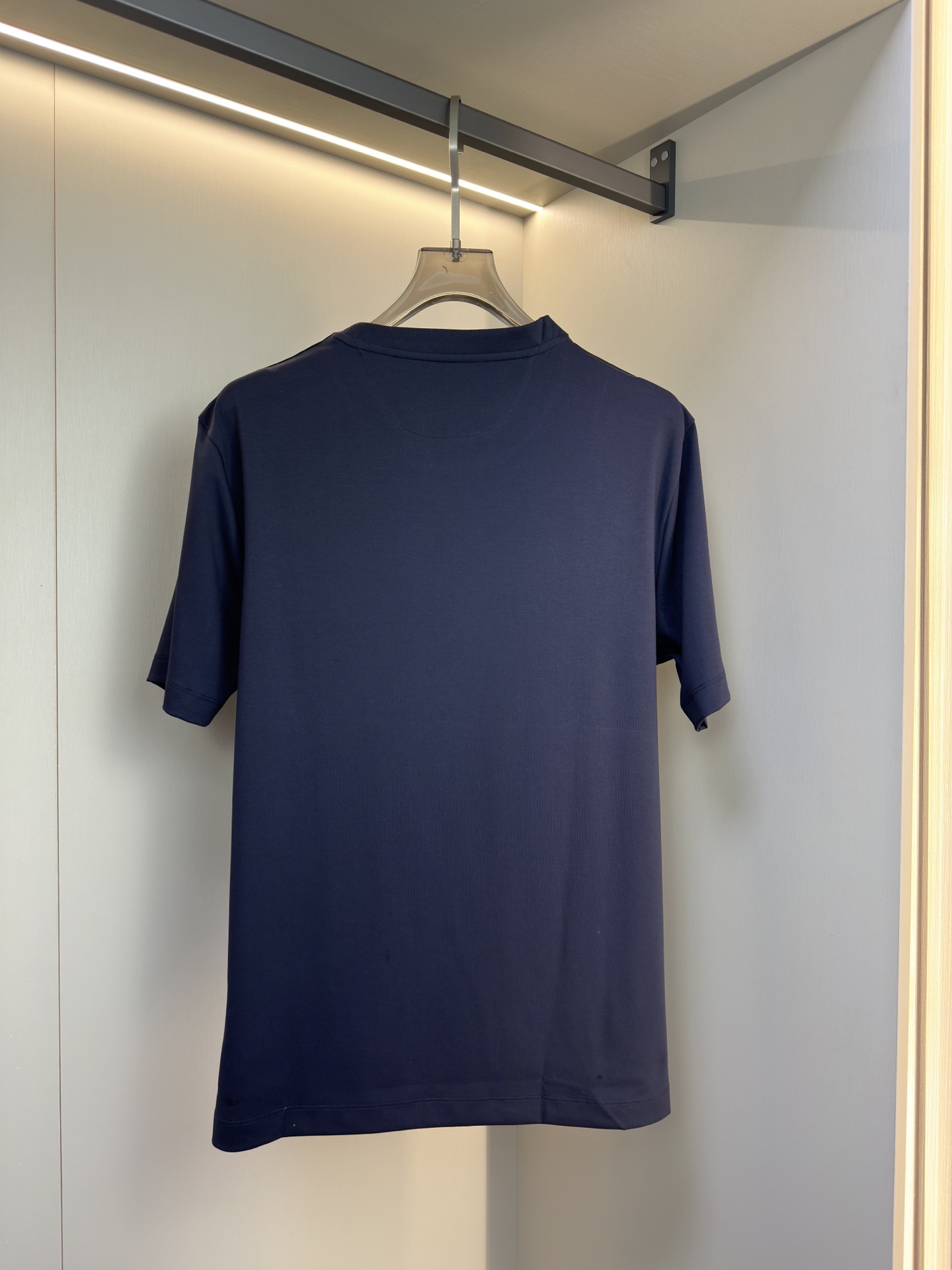 Prada26春夏新品液氨T恤 Prada这款基础款T恤秉承品牌低调简约的理念，经典的针梭织拼接设计，肩