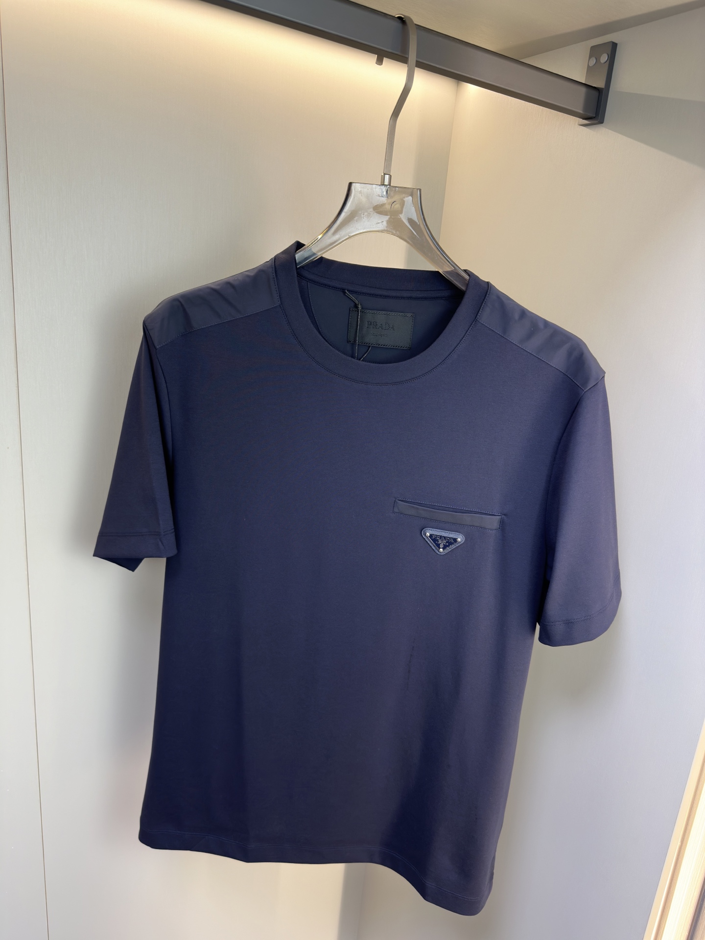 Prada26春夏新品液氨T恤 Prada这款基础款T恤秉承品牌低调简约的理念，经典的针梭织拼接设计，肩