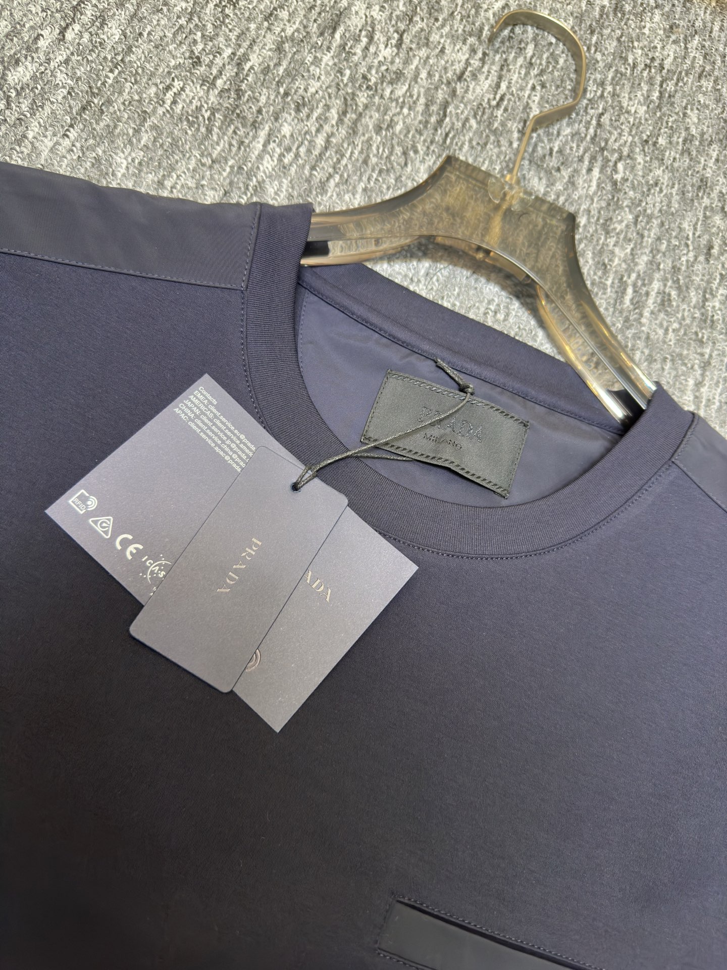 Prada26春夏新品液氨T恤 Prada这款基础款T恤秉承品牌低调简约的理念，经典的针梭织拼接设计，肩