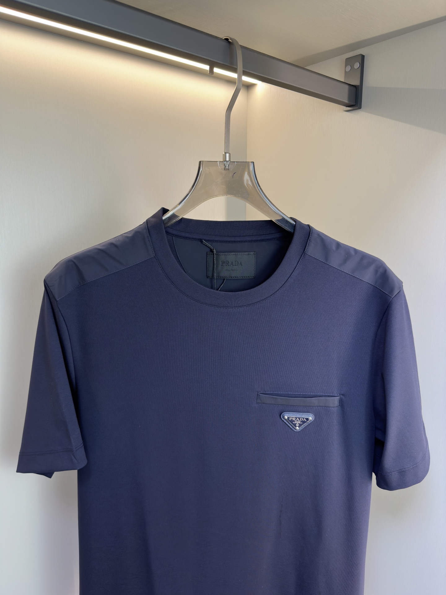 Prada26春夏新品液氨T恤 Prada这款基础款T恤秉承品牌低调简约的理念，经典的针梭织拼接设计，肩