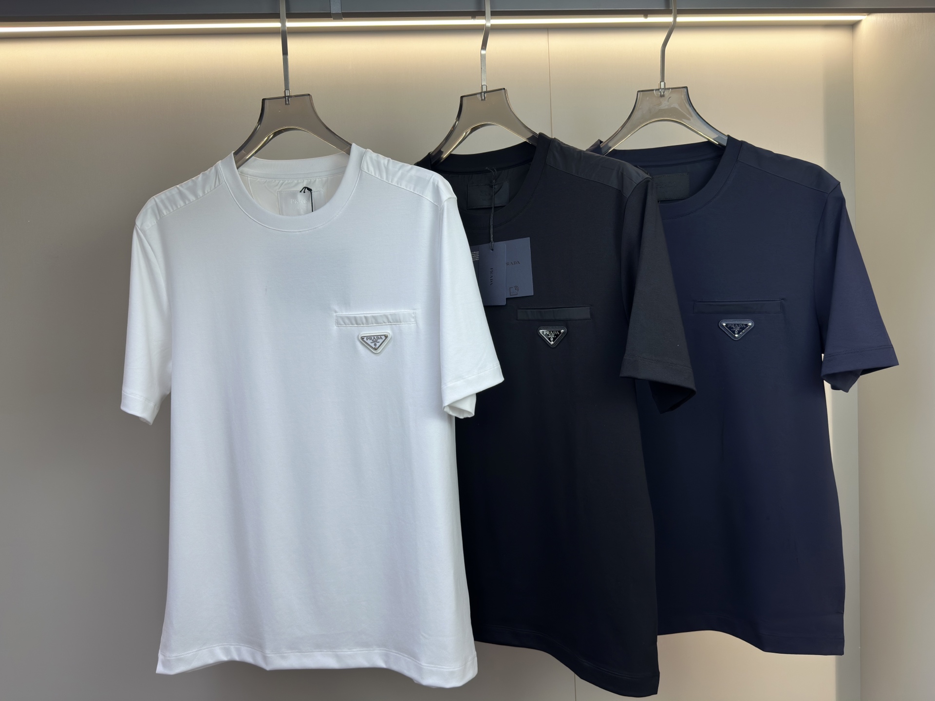 Prada26春夏新品液氨T恤 Prada这款基础款T恤秉承品牌低调简约的理念，经典的针梭织拼接设计，肩