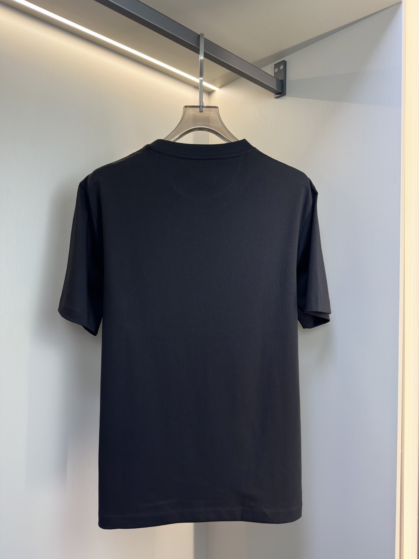 Prada26春夏新品液氨T恤 Prada这款基础款T恤秉承品牌低调简约的理念，经典的针梭织拼接设计，肩