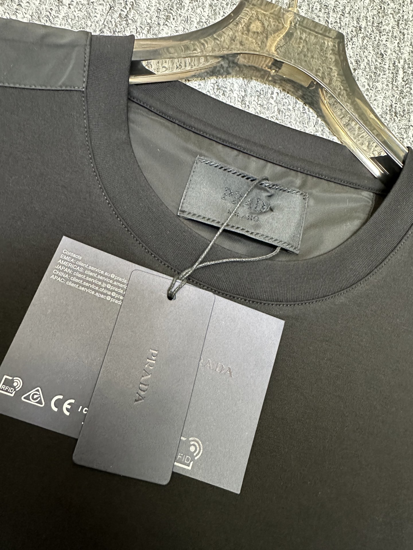 Prada26春夏新品液氨T恤 Prada这款基础款T恤秉承品牌低调简约的理念，经典的针梭织拼接设计，肩