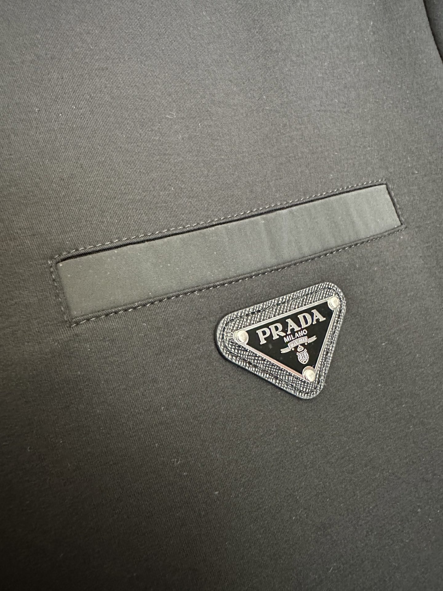 Prada26春夏新品液氨T恤 Prada这款基础款T恤秉承品牌低调简约的理念，经典的针梭织拼接设计，肩