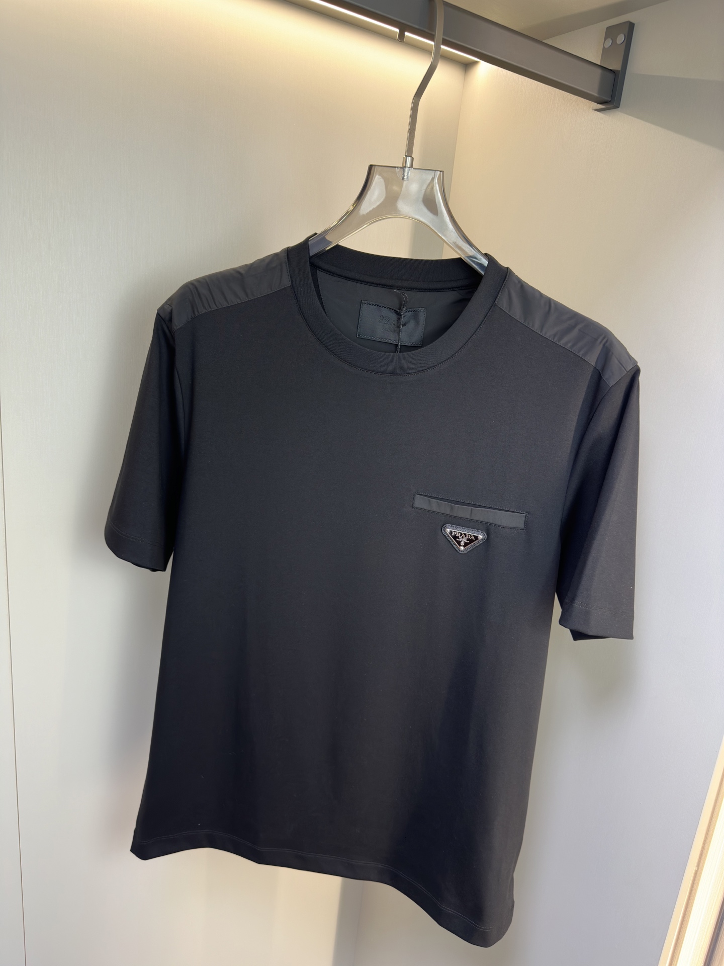 Prada26春夏新品液氨T恤 Prada这款基础款T恤秉承品牌低调简约的理念，经典的针梭织拼接设计，肩