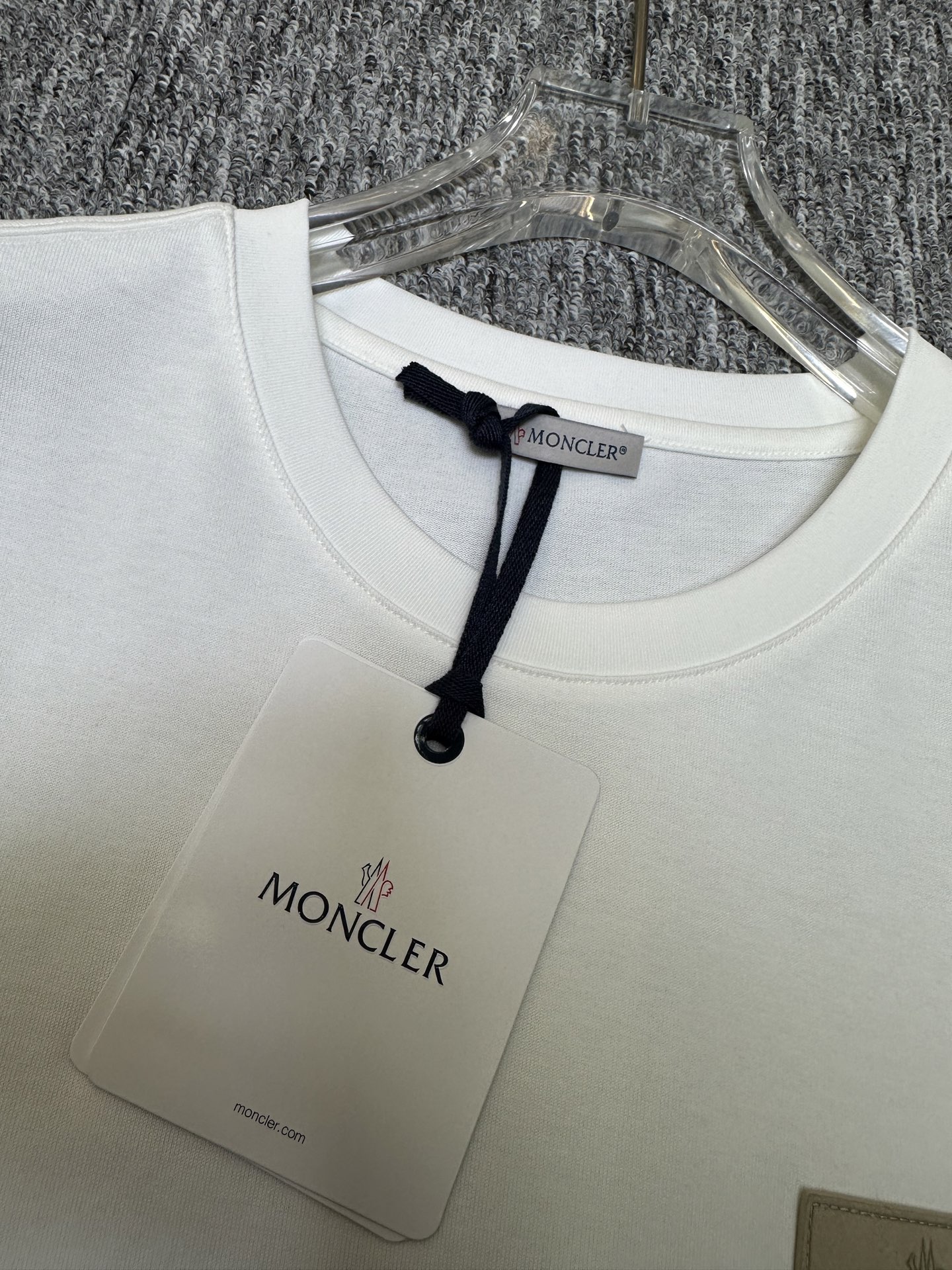 MONCLER2026春夏短袖 MONCLER这款短袖面料采用32支双股新疆长绒棉紧密圆领短袖，这款T恤