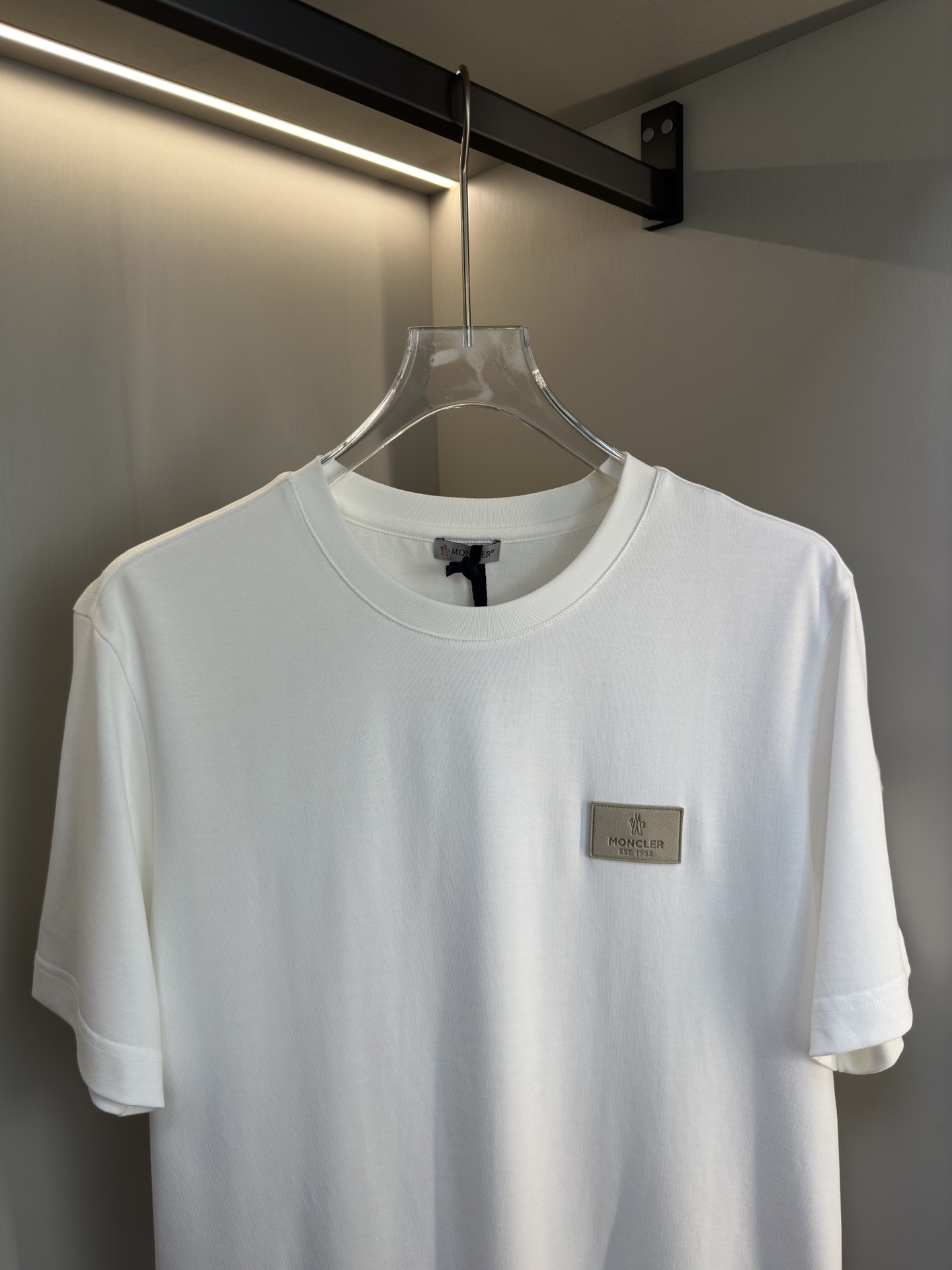 MONCLER2026春夏短袖 MONCLER这款短袖面料采用32支双股新疆长绒棉紧密圆领短袖，这款T恤