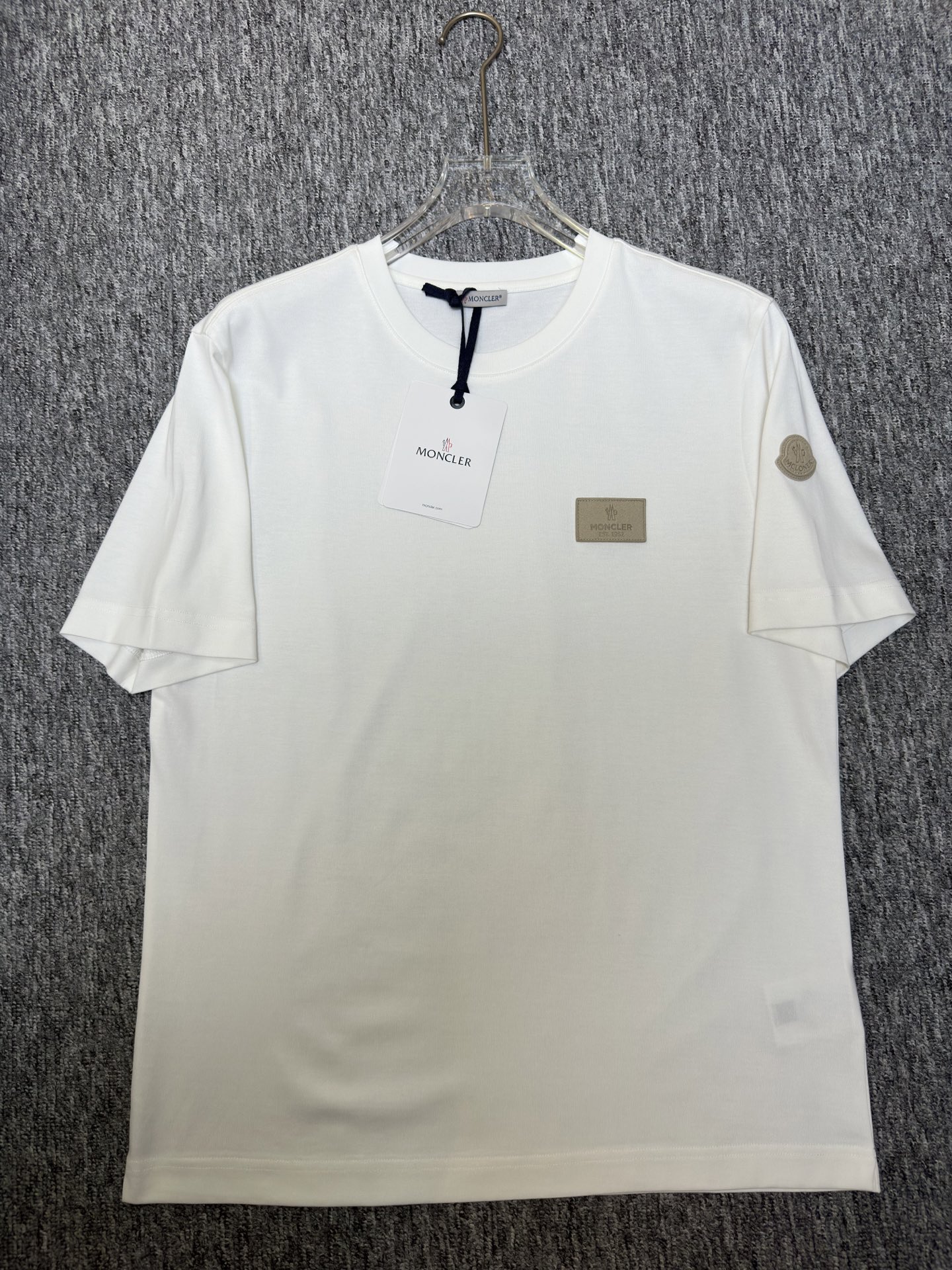 MONCLER2026春夏短袖 MONCLER这款短袖面料采用32支双股新疆长绒棉紧密圆领短袖，这款T恤