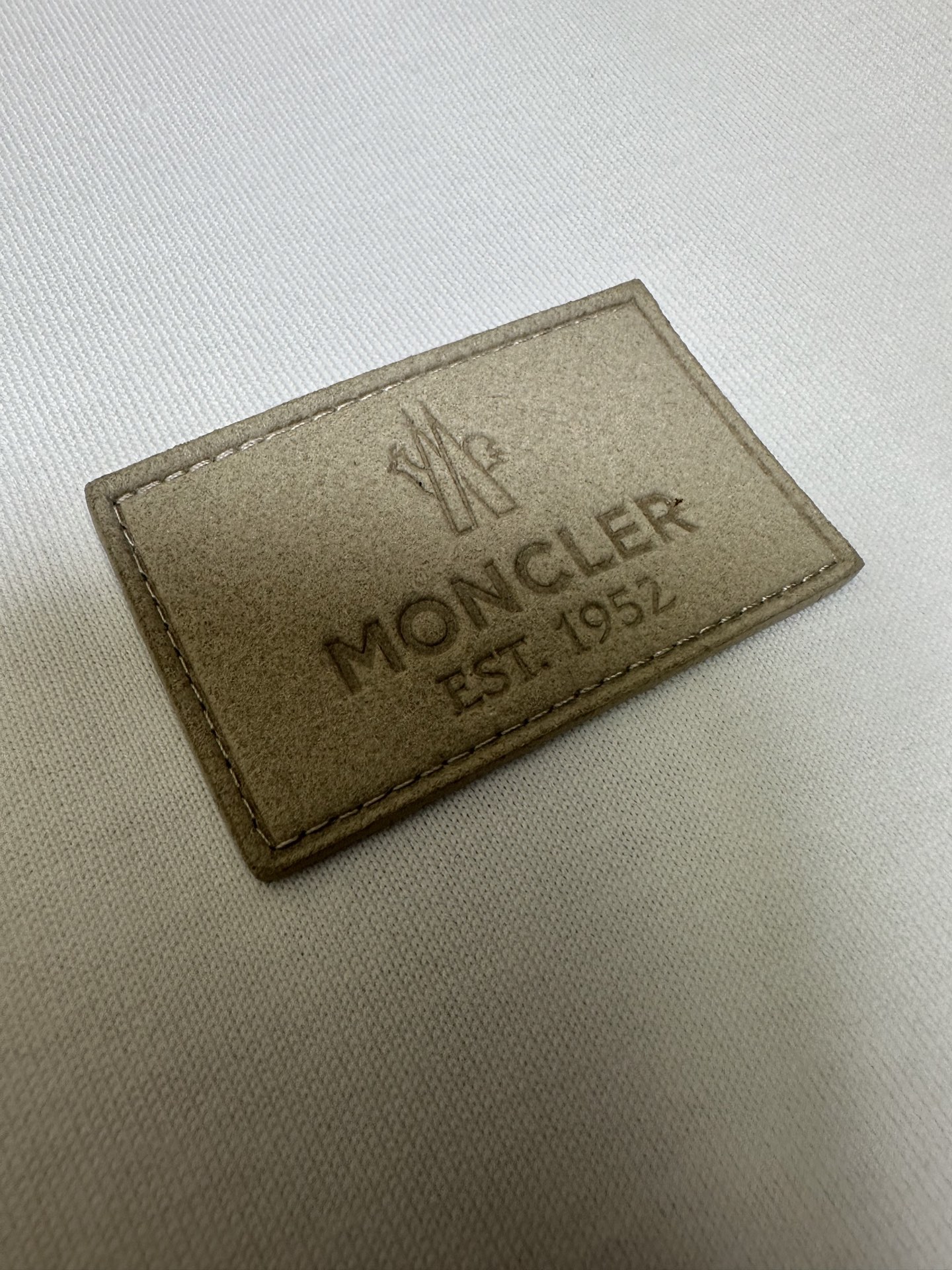 MONCLER2026春夏短袖 MONCLER这款短袖面料采用32支双股新疆长绒棉紧密圆领短袖，这款T恤