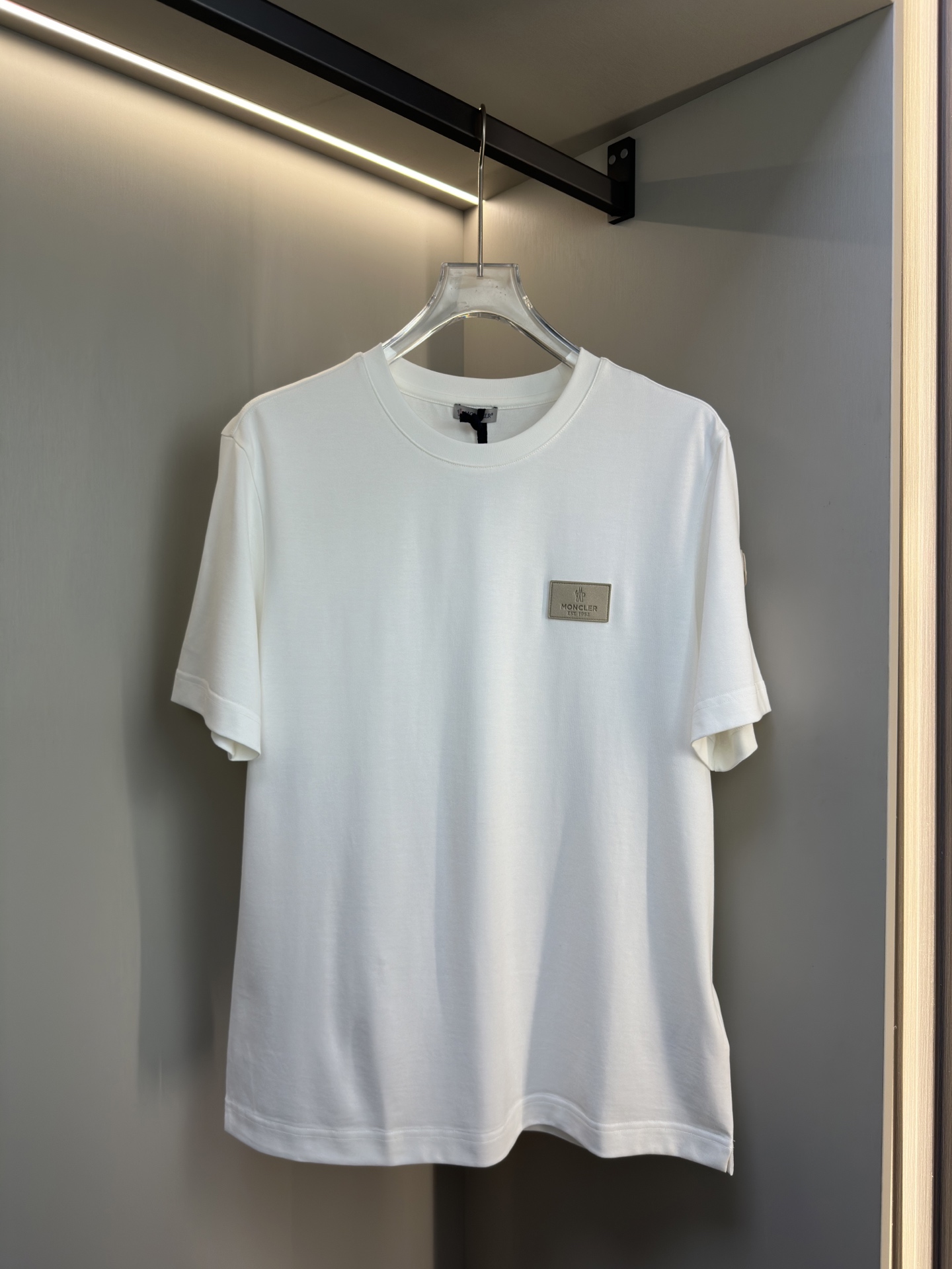 MONCLER2026春夏短袖 MONCLER这款短袖面料采用32支双股新疆长绒棉紧密圆领短袖，这款T恤