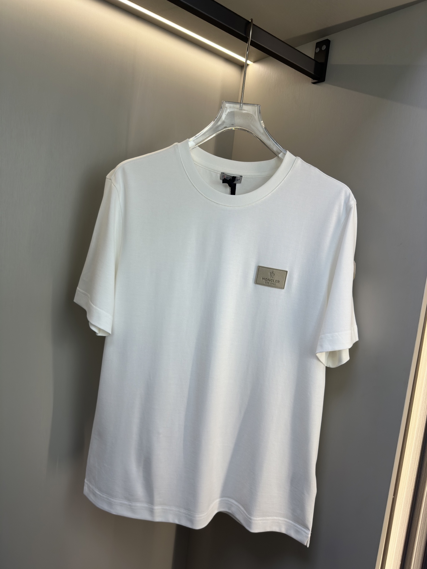 MONCLER2026春夏短袖 MONCLER这款短袖面料采用32支双股新疆长绒棉紧密圆领短袖，这款T恤