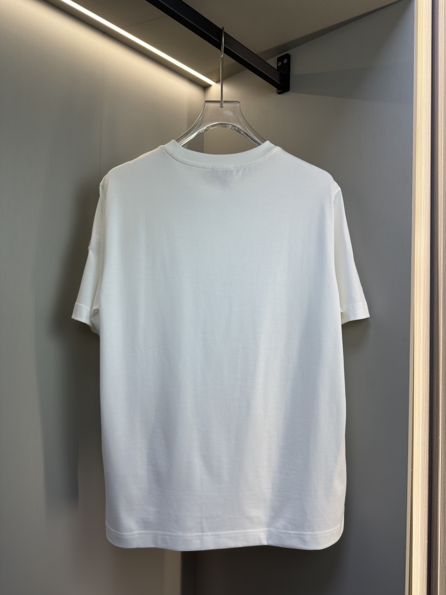 MONCLER2026春夏短袖 MONCLER这款短袖面料采用32支双股新疆长绒棉紧密圆领短袖，这款T恤