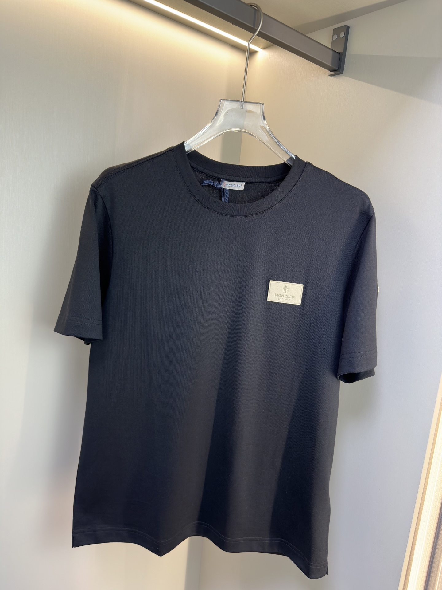 MONCLER2026春夏短袖 MONCLER这款短袖面料采用32支双股新疆长绒棉紧密圆领短袖，这款T恤