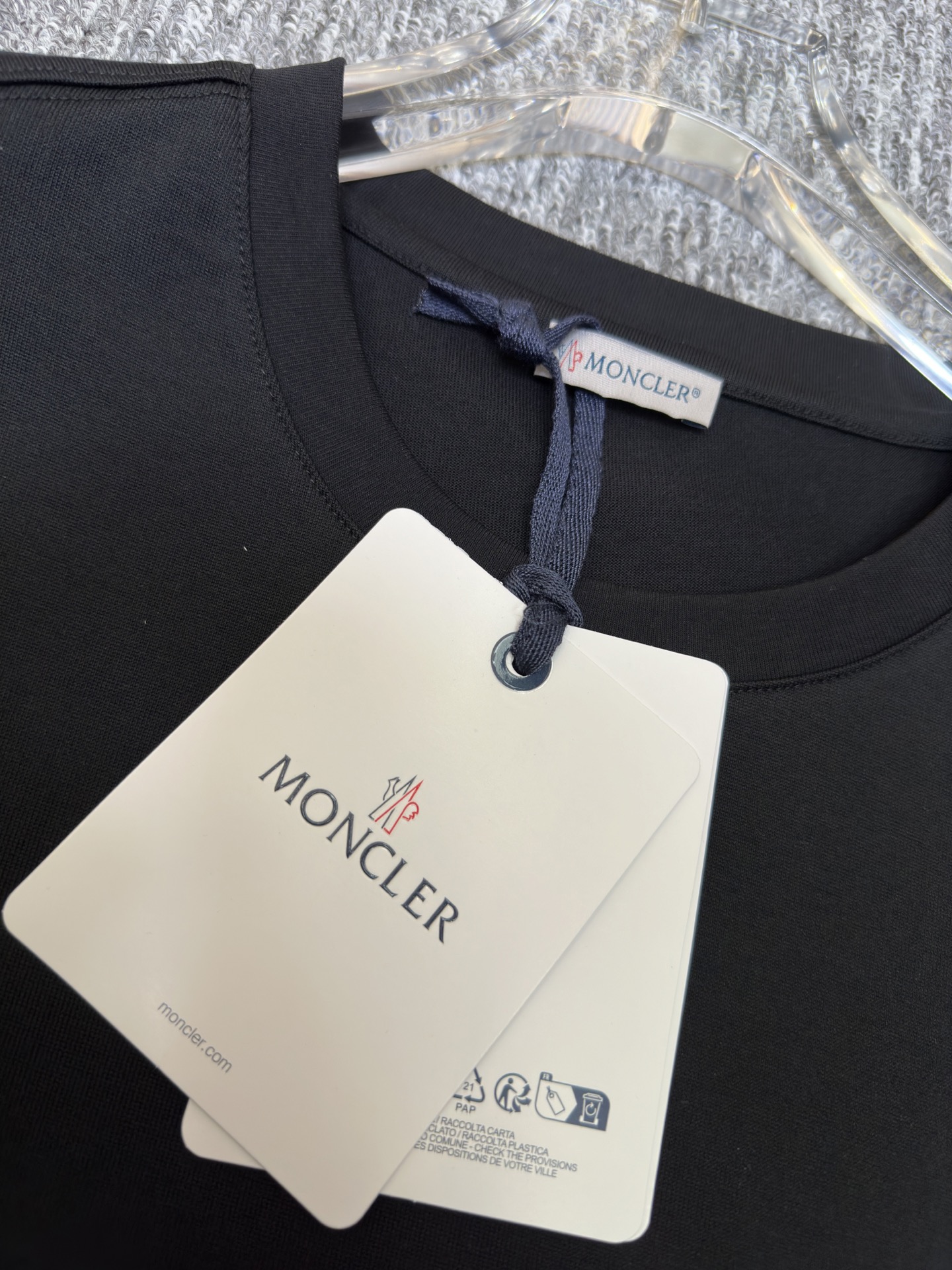 MONCLER2026春夏短袖 MONCLER这款短袖面料采用32支双股新疆长绒棉紧密圆领短袖，这款T恤
