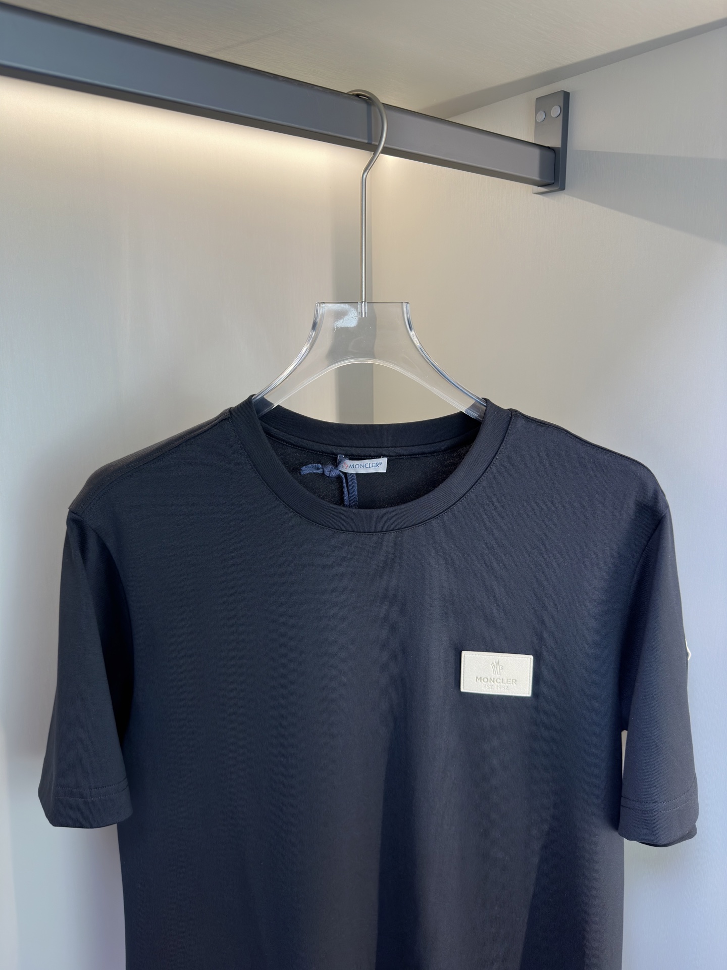 MONCLER2026春夏短袖 MONCLER这款短袖面料采用32支双股新疆长绒棉紧密圆领短袖，这款T恤