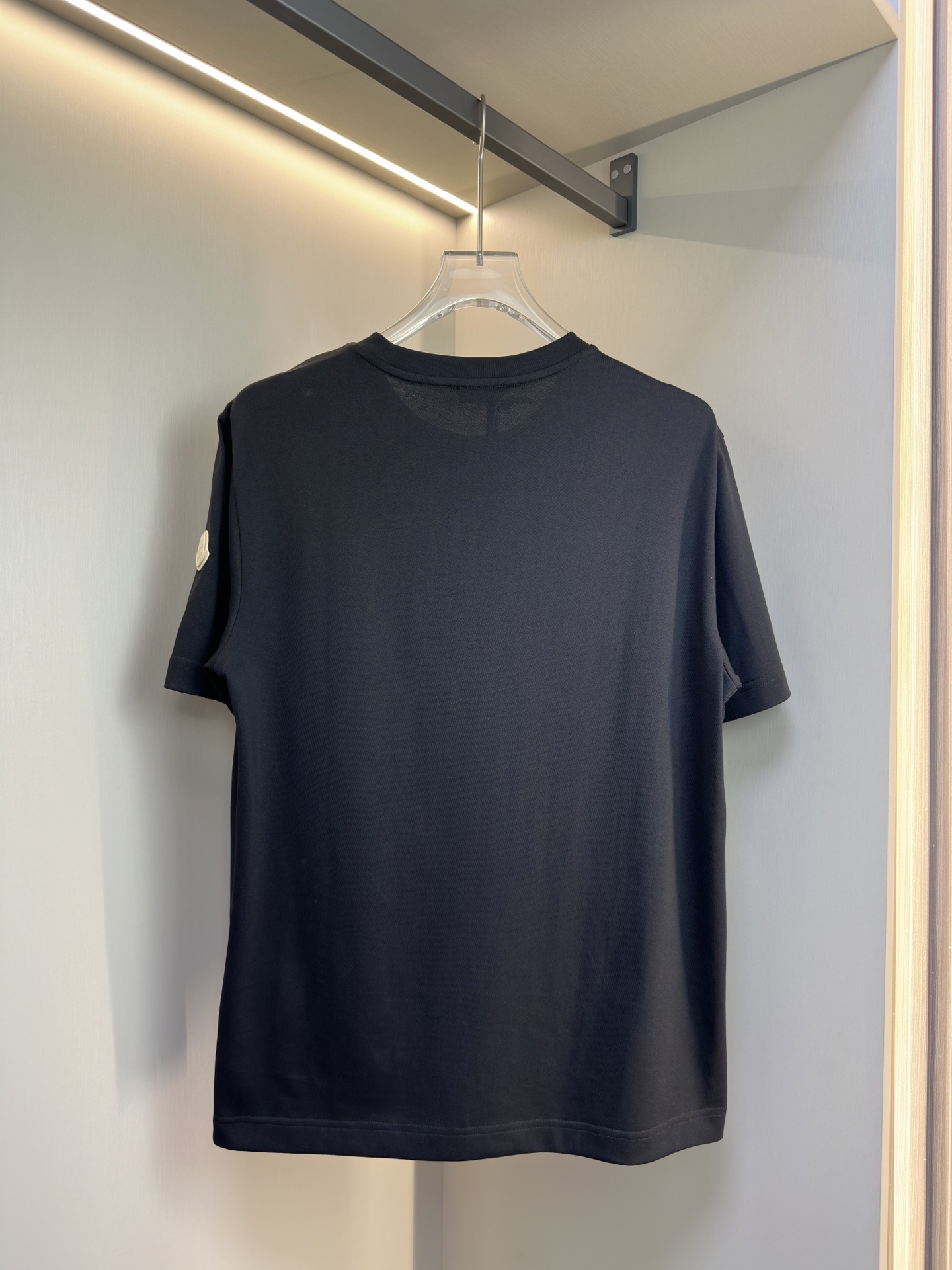 MONCLER2026春夏短袖 MONCLER这款短袖面料采用32支双股新疆长绒棉紧密圆领短袖，这款T恤