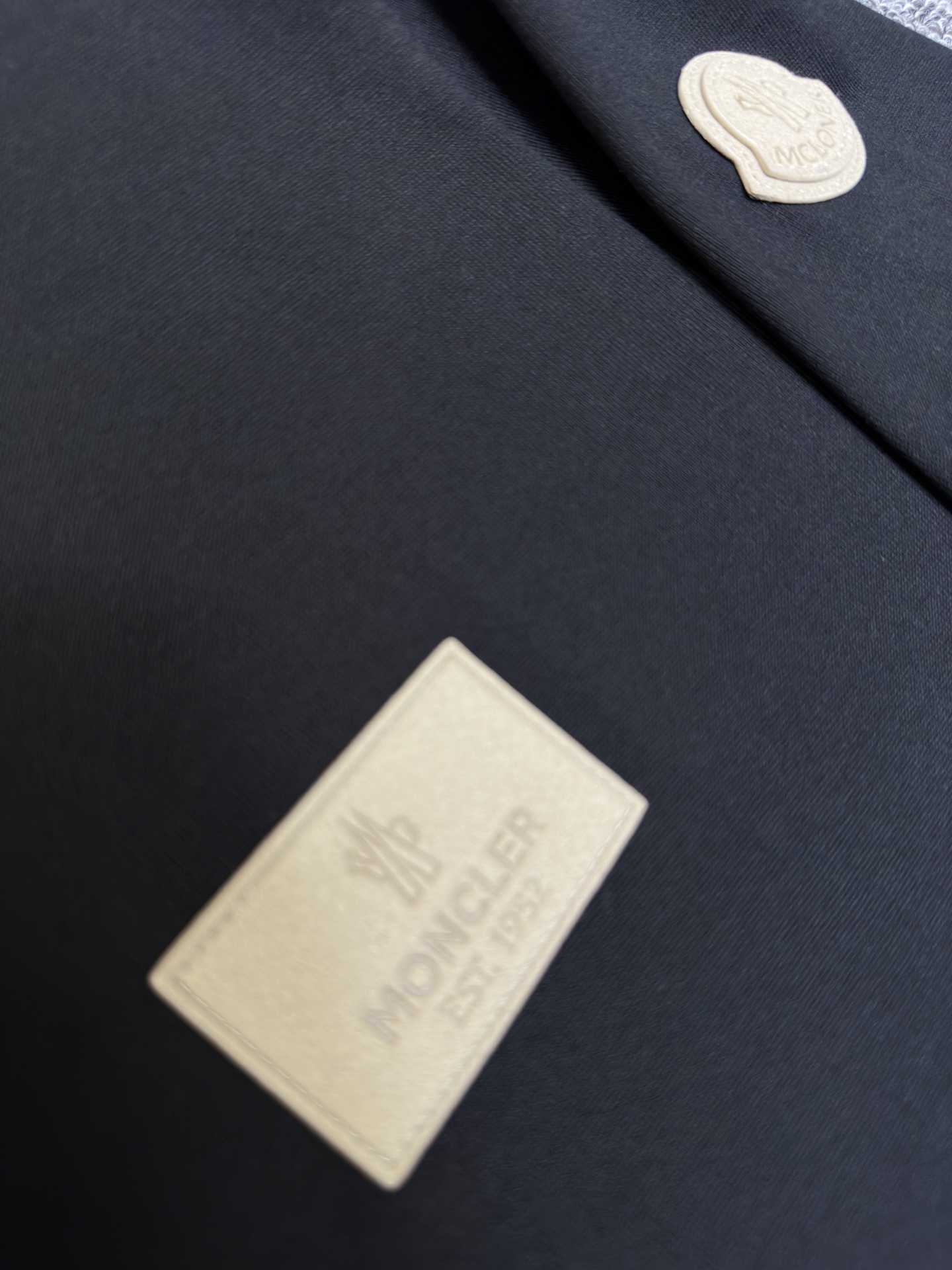 MONCLER2026春夏短袖 MONCLER这款短袖面料采用32支双股新疆长绒棉紧密圆领短袖，这款T恤