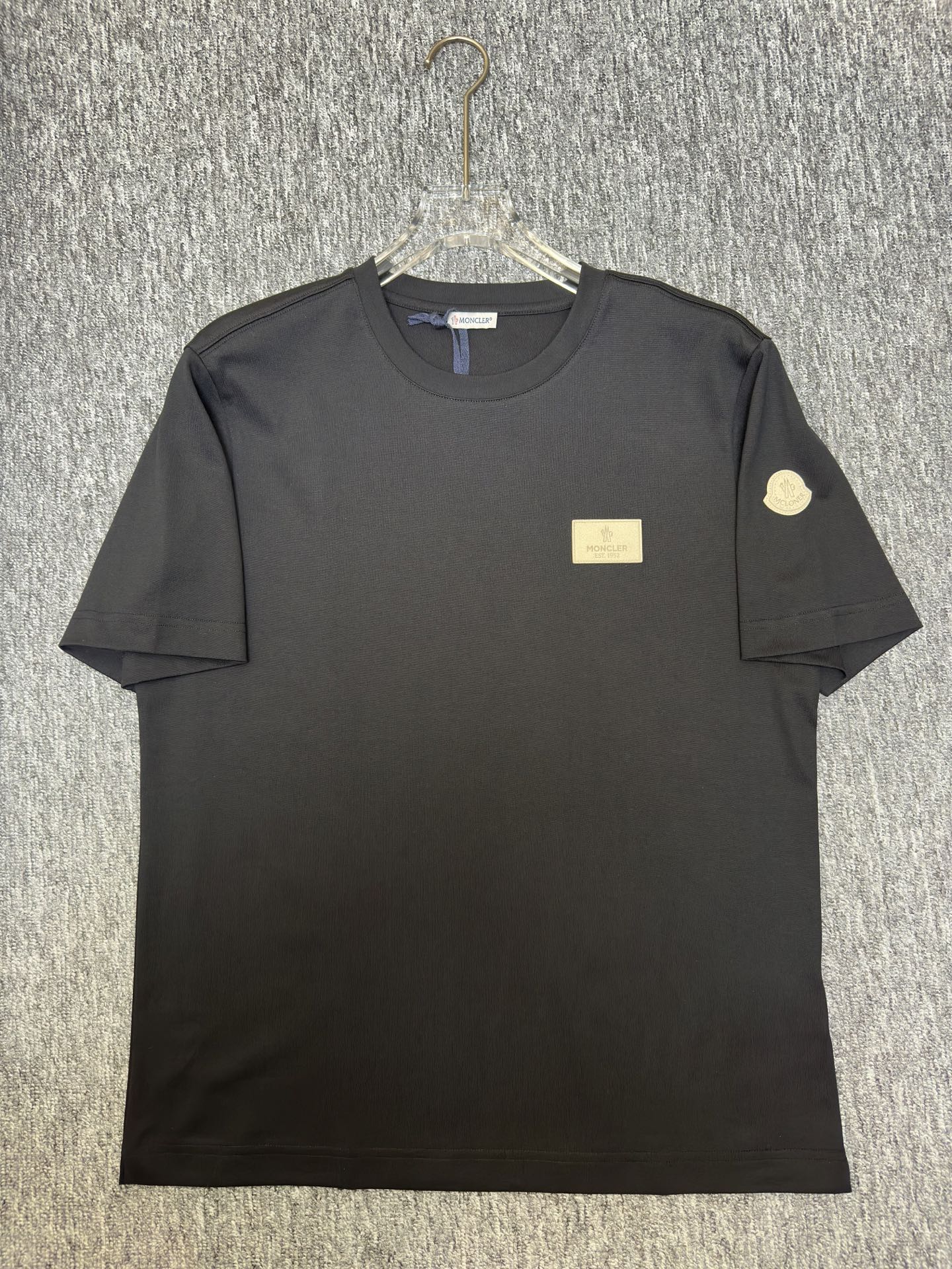 MONCLER2026春夏短袖 MONCLER这款短袖面料采用32支双股新疆长绒棉紧密圆领短袖，这款T恤