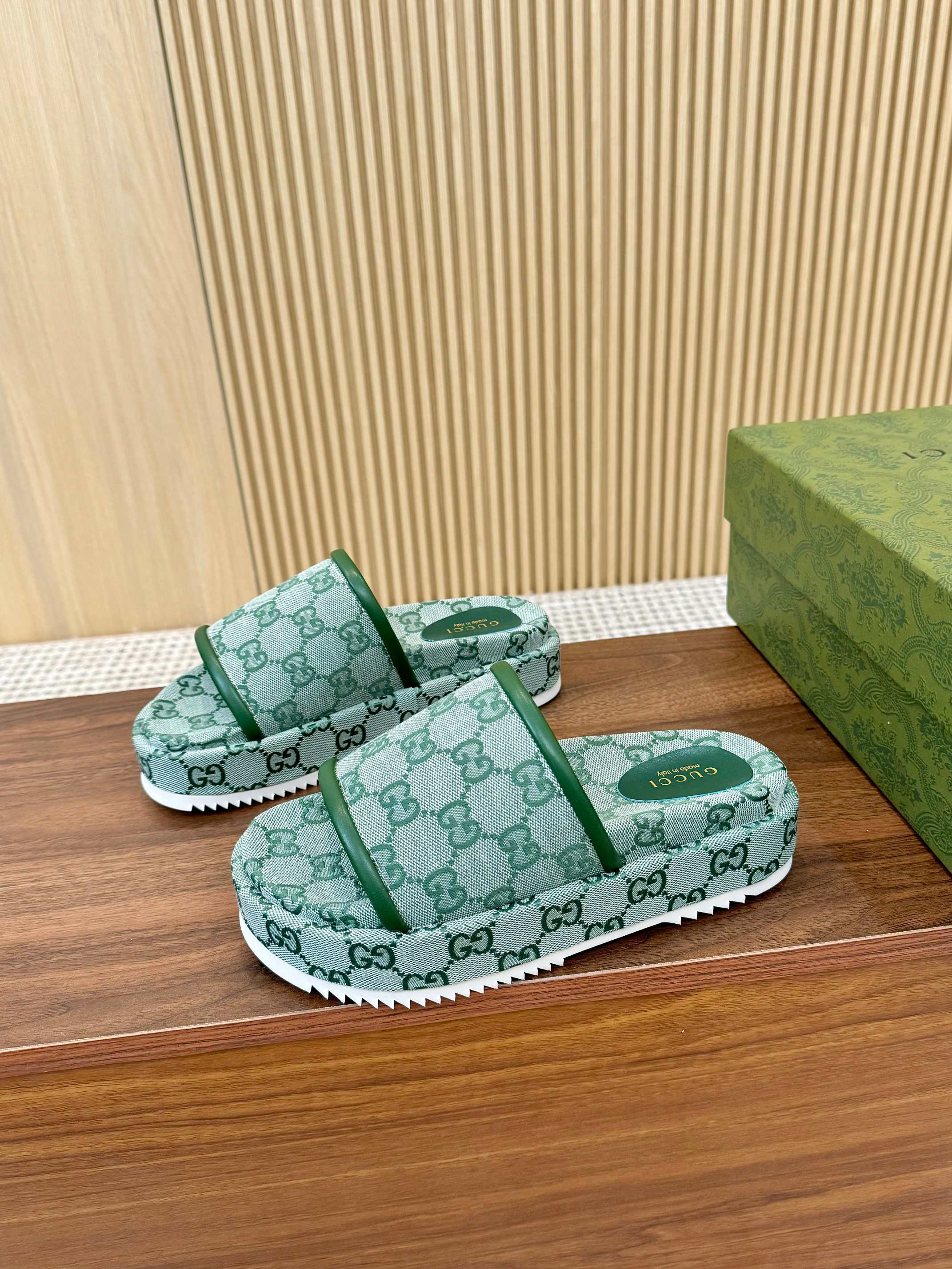 Gucci Limited Edition Platform Slides with GG Supreme Pattern - Comfortable & Stylish 4 a1742909113353 2142