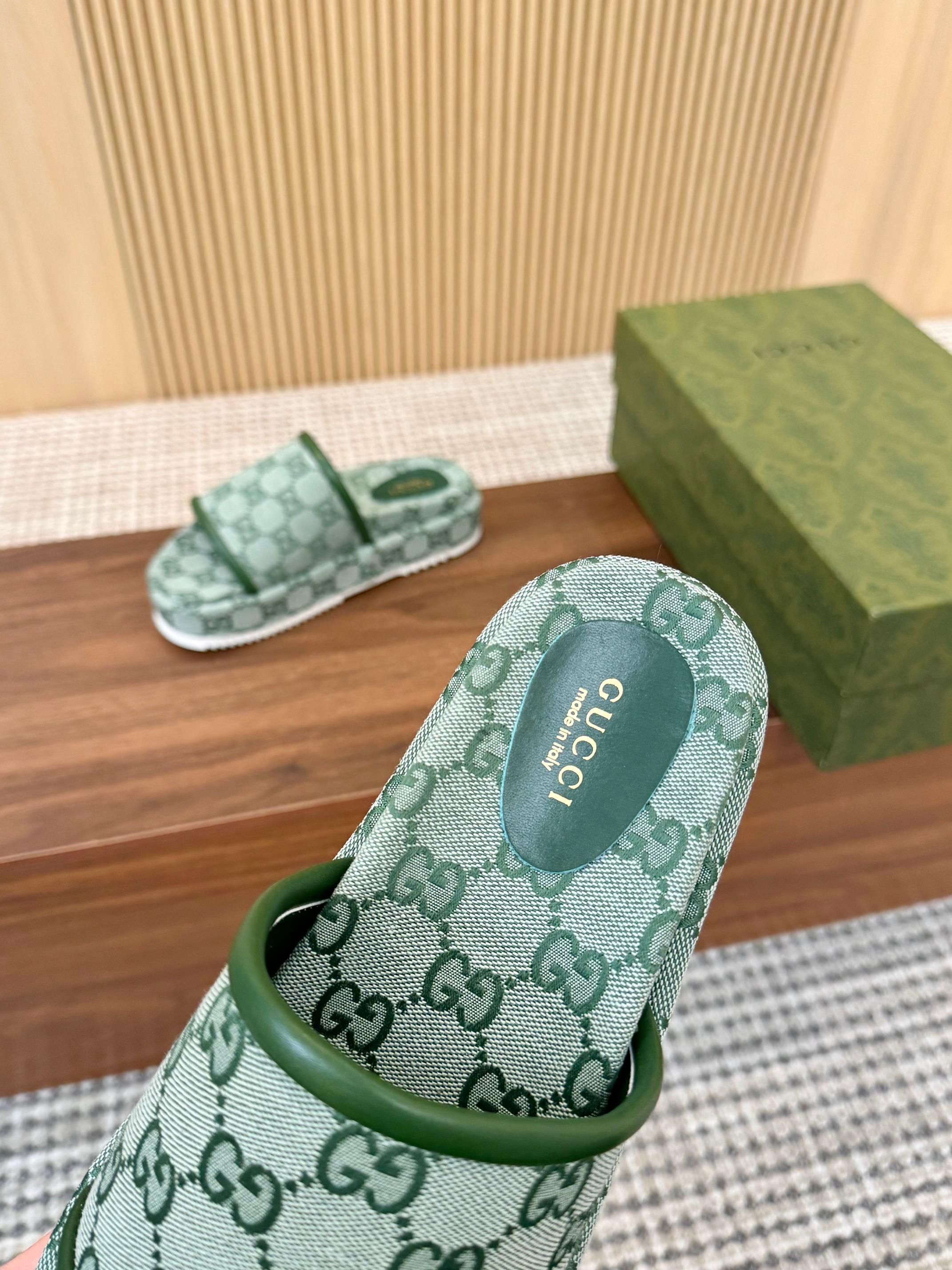 Gucci Limited Edition Platform Slides with GG Supreme Pattern - Comfortable & Stylish 7 a1742909117820 3844