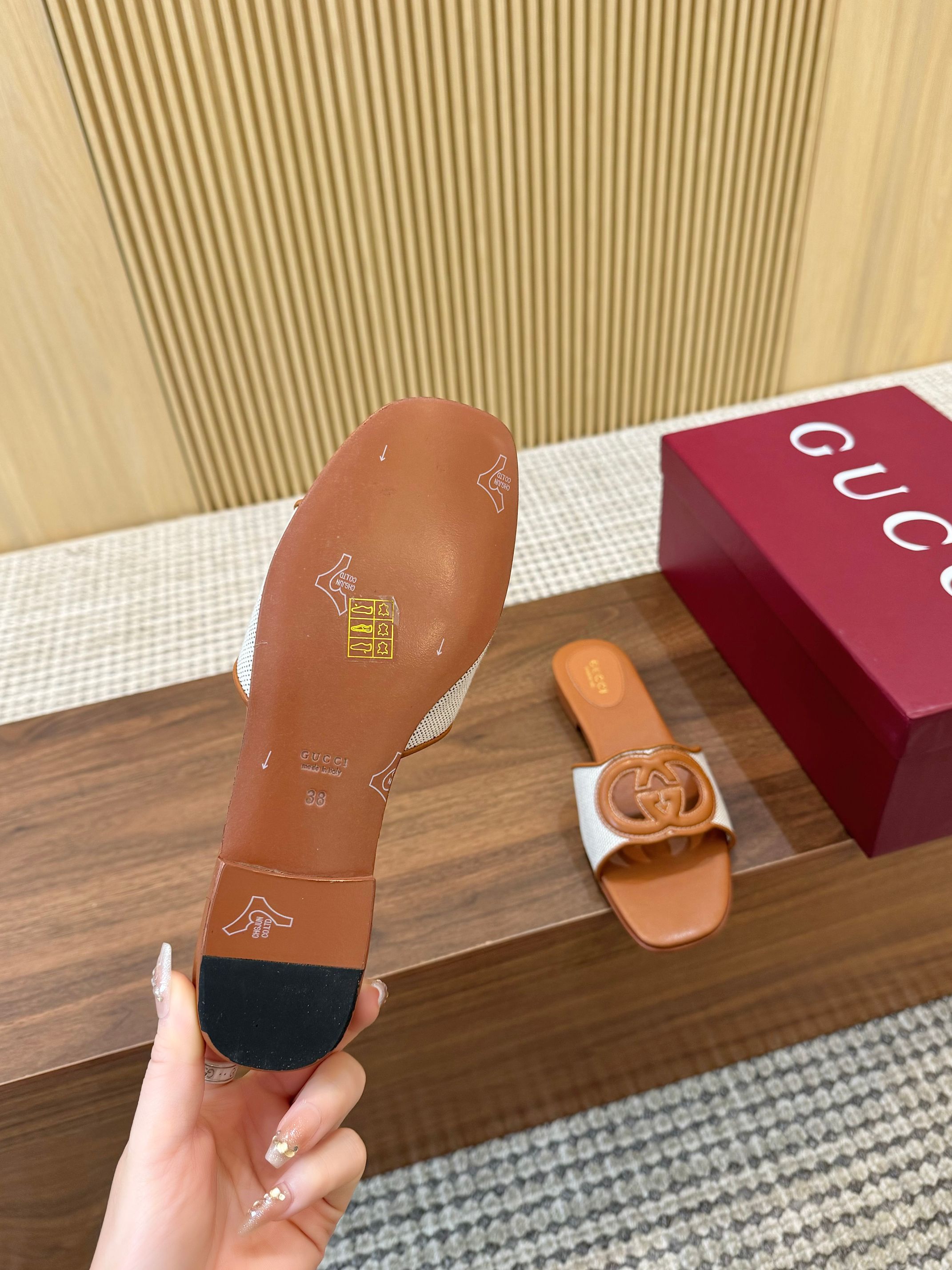 Gucci Interlocking G Leather Heeled Mules Slides Sandals for Women 8 a1744303696505 1045