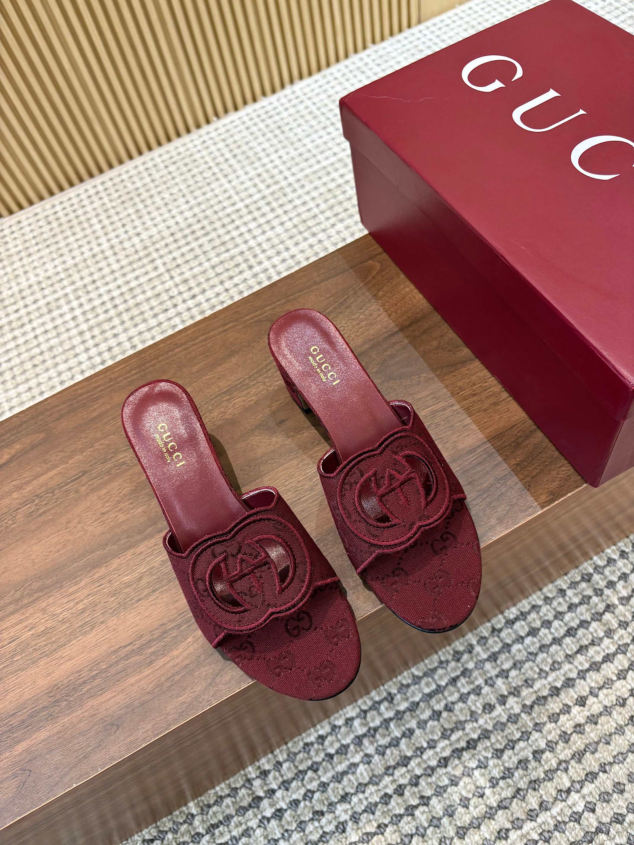 NO:391360,GUCCI's latest slip sandals, counter synchronization, top version, original version 1:1 copy ① Cowhide upper/presbygone G canvas electric embroidery ② Inner/foot pad full grain lambskin ③ Sole genuine leather outsole ④ Heel height 5.5cm ⑤ Code 35-42 (customized for 40/41/42 without return) ⑥ Packaging original full set of burgundy packaging, slippers, gucci, sandals, slippers, cowhide, sheepskin, Leather soles19860909GUCCI最新拖凉鞋 专柜同步 顶级版本、原版1:1复制 ①鞋面牛皮/老花G帆布电绣 ②内里/垫脚全粒小羊皮 ③鞋底真皮大底 ④跟高5.5cm ⑤配码35-42码（40/41/42定做不退换） ⑥包装原版全套酒红色包装,拖鞋,gucci,sandals,slippers,cowhide,sheepskin,Leather soles,Women's Shoes