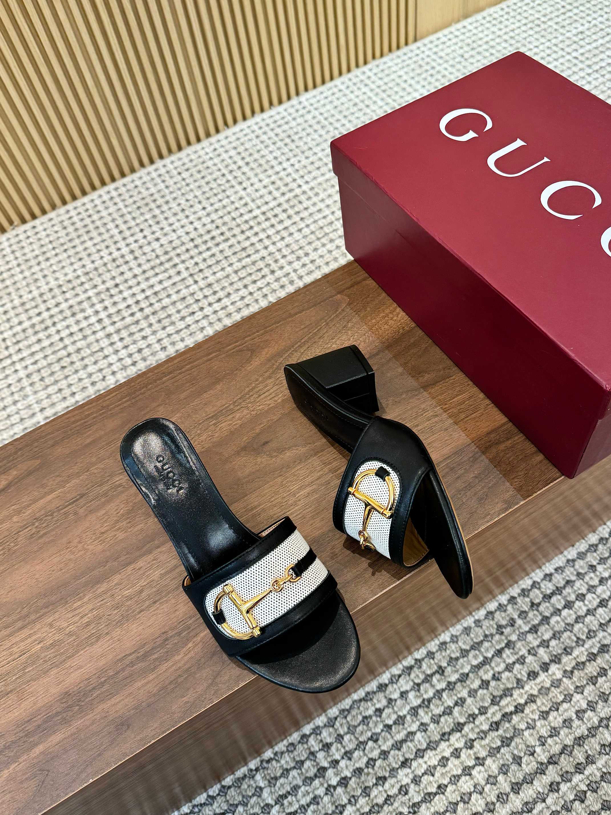 NO:407990,[]GUCCI's latest D-line horse-bit slip sandals, counter synchronization, top version, original version 1:1 copy ① Upper sheepskin/presbygone G canvas ② Inner/foot-up full-grain lambskin ③ Sole genuine leather outsole ④ Heel height 5.5cm ⑤ Code 35-42 (customized for 40/41/42 without return) ⑥ Packaging original full set of burgundy packaging, slippers, gucci, sandals, slippers, sheepskin, Leather soles19860909[]GUCCI最新D字马衔扣拖凉鞋 专柜同步 顶级版本、原版1:1复制 ①鞋面羊皮/老花G帆布 ②内里/垫脚全粒小羊皮 ③鞋底真皮大底 ④跟高5.5cm ⑤配码35-42码（40/41/42定做不退换） ⑥包装原版全套酒红色包装,拖鞋,gucci,sandals,slippers,sheepskin,Leather soles,Women's Shoes