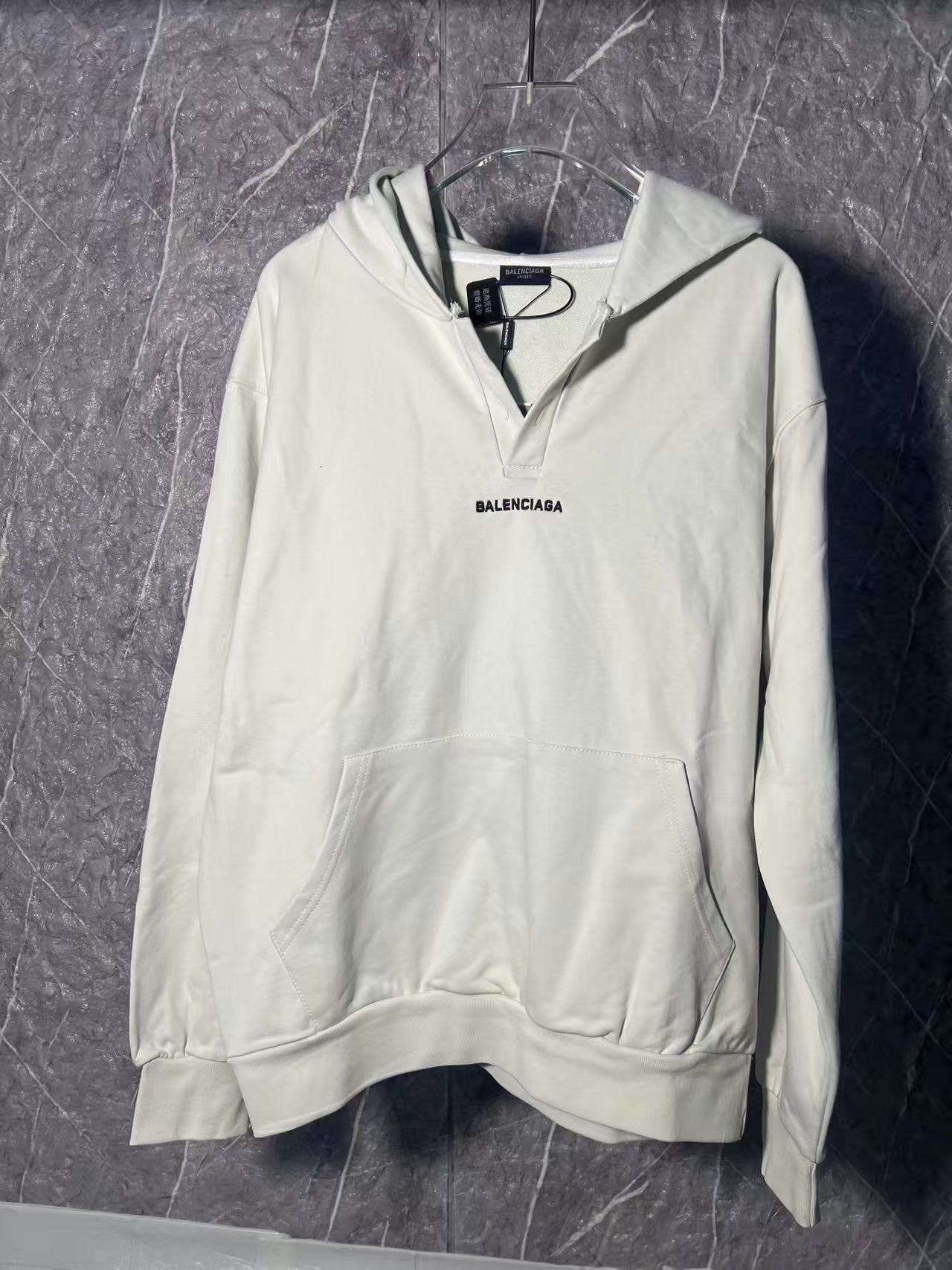P160 Balenciaga nuevo Balenciaga BLCG Balenciaga 25fw nuevo suéter de botones de manga abierta, con logo bordado de let…
