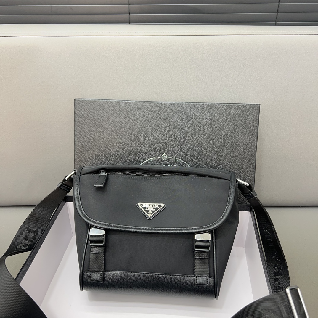 Prada Umhängetaschen  & Schultertaschen Messenger-Taschen Mit Diamanten besetzt Männer Nylon