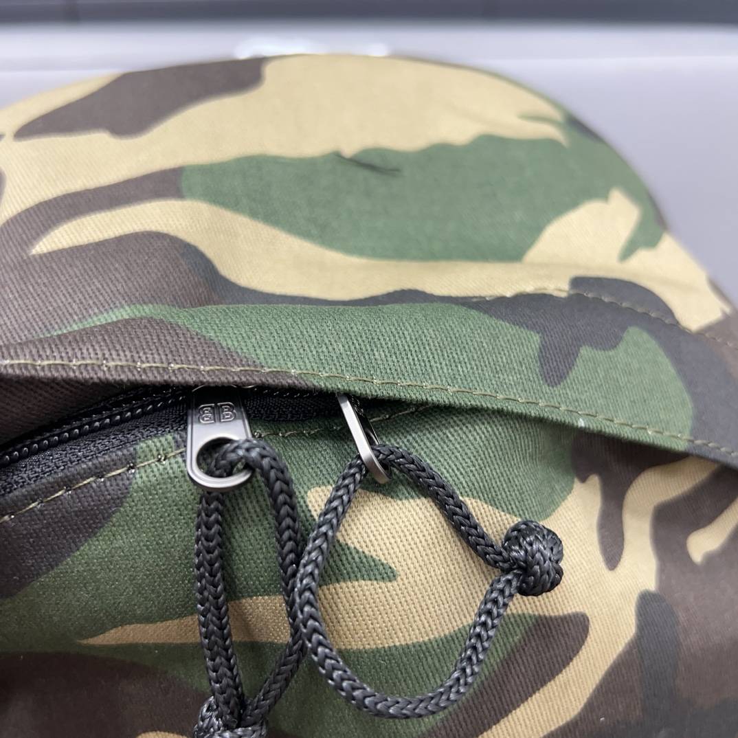 “Balecntaga Family Paris Backpacks: Classic Re-Engraved Design with Original Plant Fabric, Dustproof Bags.” - 图片 6