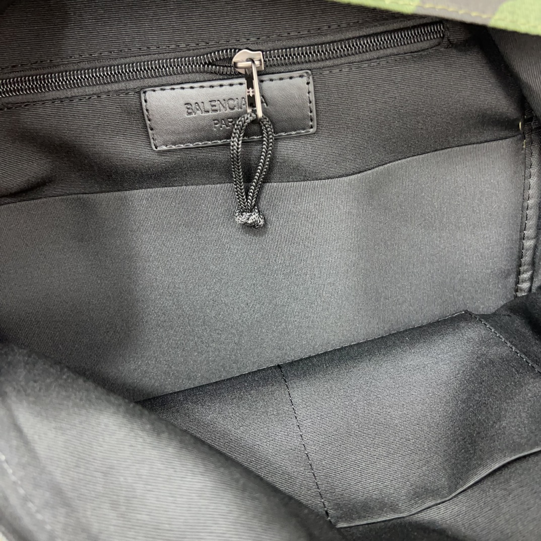 “Balecntaga Family Paris Backpacks: Classic Re-Engraved Design with Original Plant Fabric, Dustproof Bags.” - 图片 9