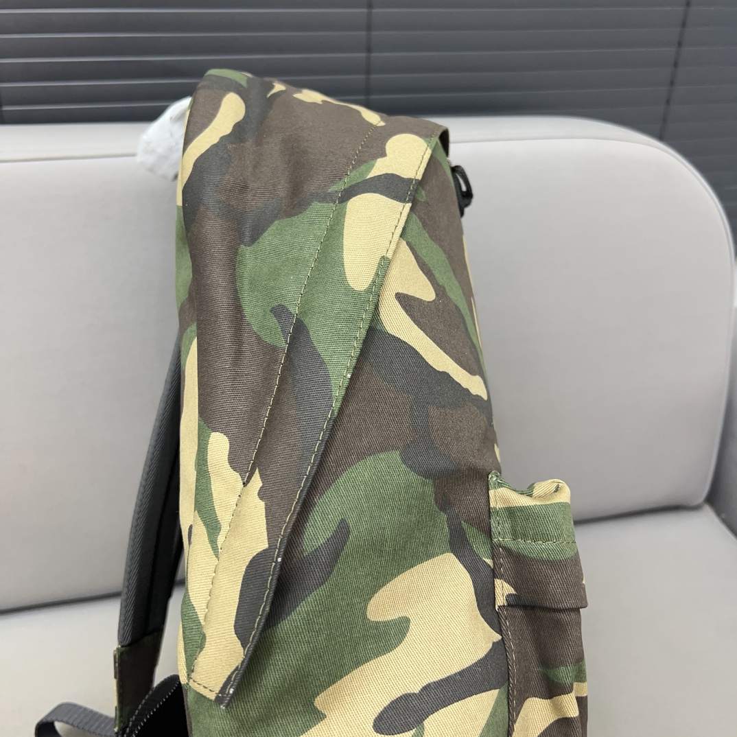 “Balecntaga Family Paris Backpacks: Classic Re-Engraved Design with Original Plant Fabric, Dustproof Bags.” - 图片 4