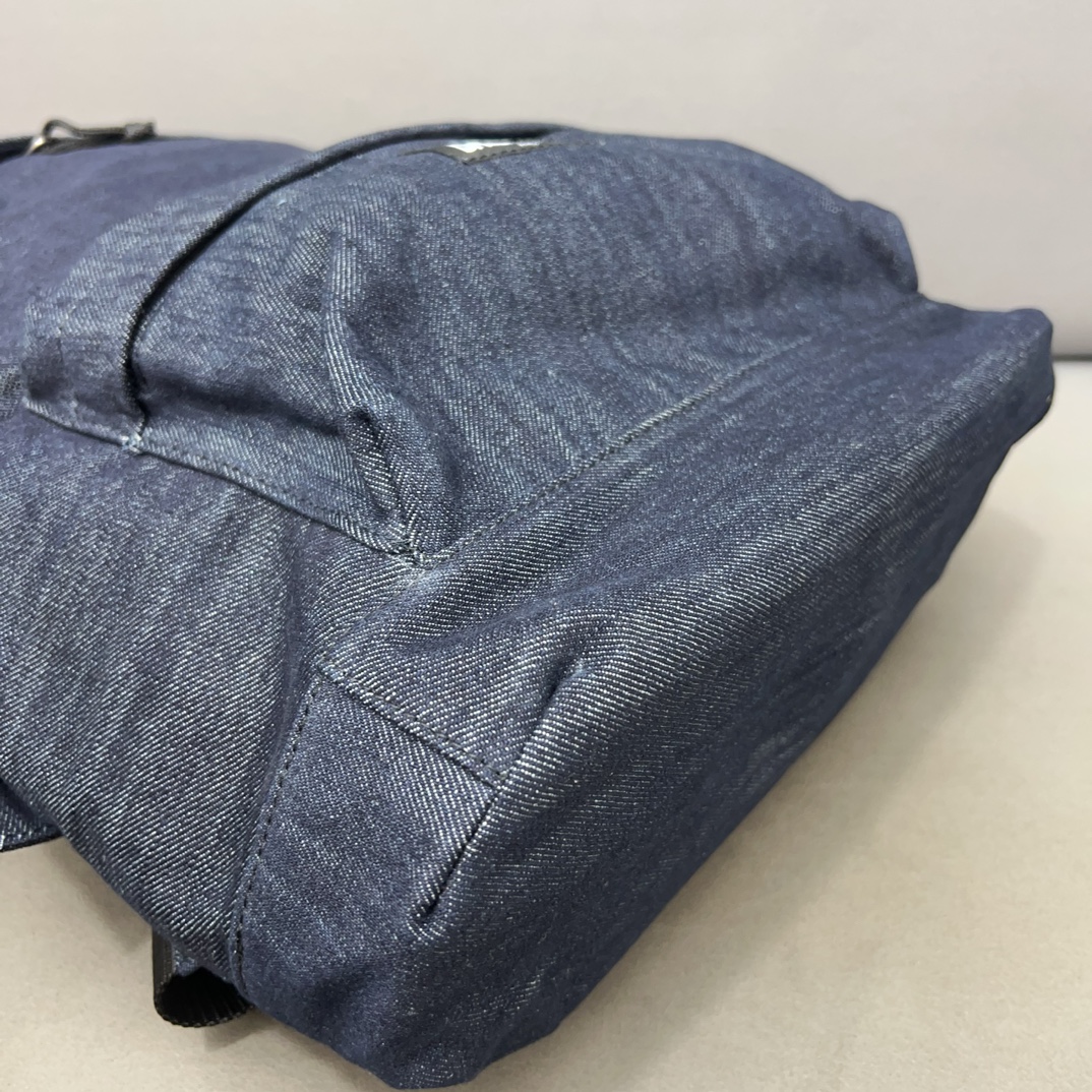 Balenciaga Family Paris: Classic Reimagined Backpacks with Dustproof Bags. - 图片 8