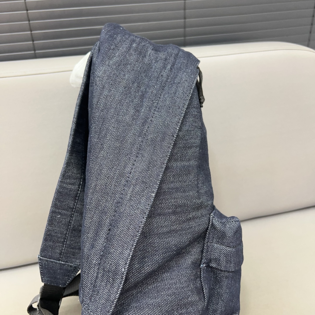 Balenciaga Family Paris: Classic Reimagined Backpacks with Dustproof Bags. - 图片 5