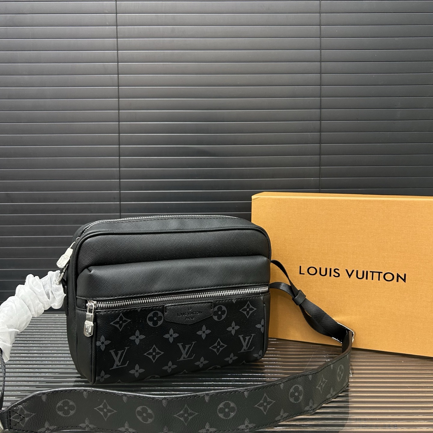 PYS Louisvuitton 路易威登\nOUTDOOR 邮差包 男女通用单肩斜挎包 经典百搭 实物拍摄 原厂原版面料  配送防尘袋 礼盒  x  cm。