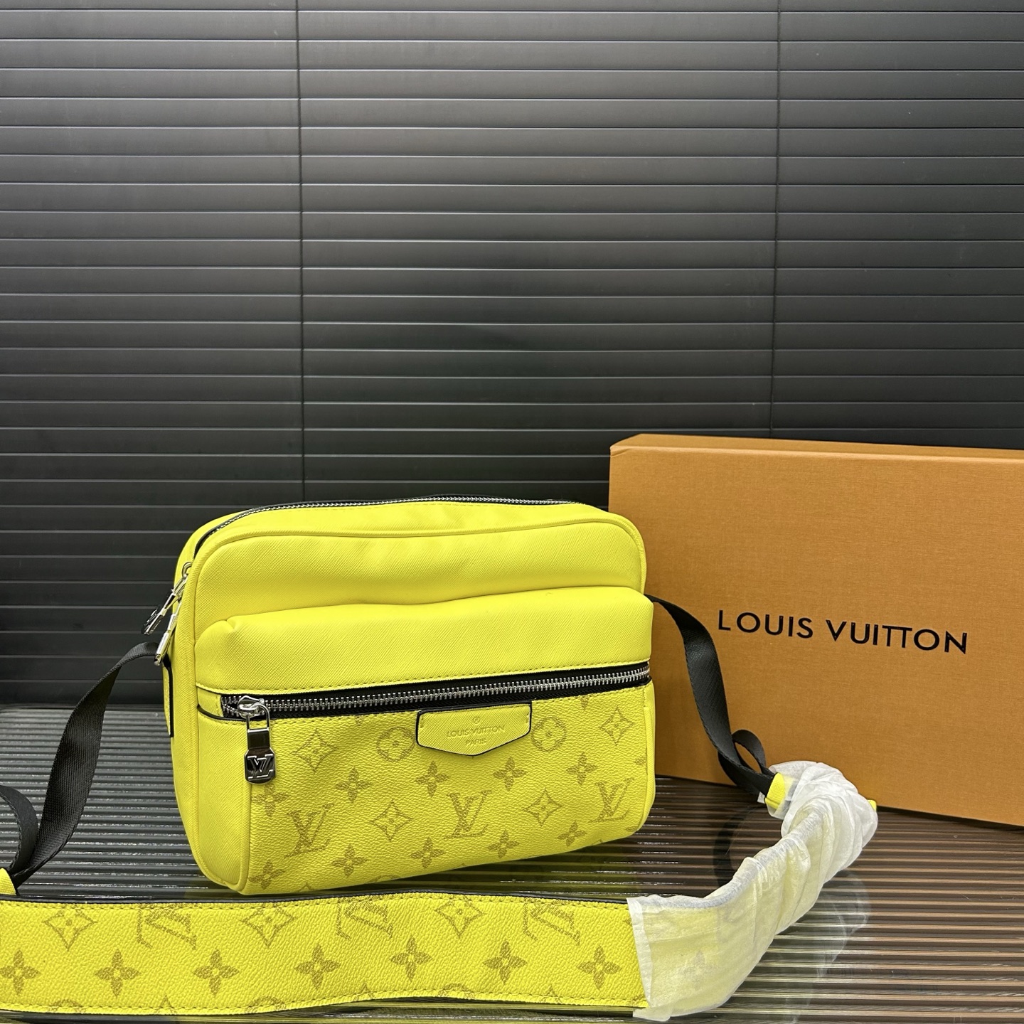 PYS Louisvuitton 路易威登\nOUTDOOR 邮差包 男女通用单肩斜挎包 经典百搭 实物拍摄 原厂原版面料  配送防尘袋 礼盒  x  cm。