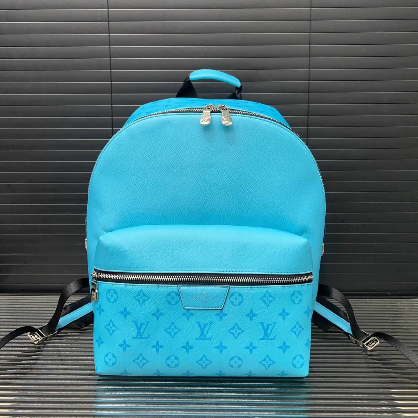 PYS Louisvuitton 路易威登\nDiscovery 印花双肩包 大容量背包 书包 男女通用 经典百搭 实物拍摄 原厂原版面料  配送防尘袋   x  cm。