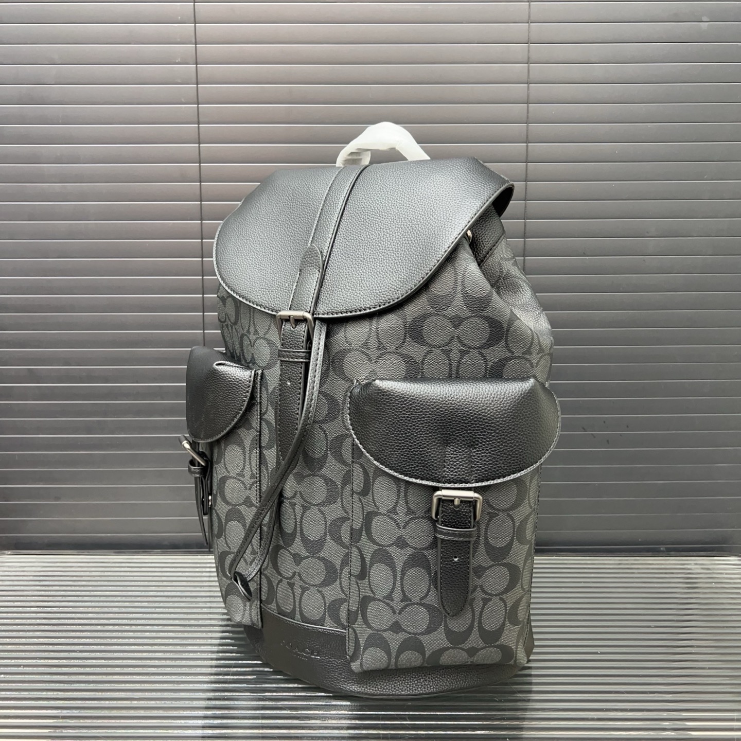 P185 COACH 蔻驰
Warner 标志印花双肩包 🚹男士大容量背包 电脑包 经典Logo搭配原厂工艺材质 休闲百搭 实物拍摄 原厂原版面料 配送得物防伪扣 防尘袋 32 x 43 cm。
