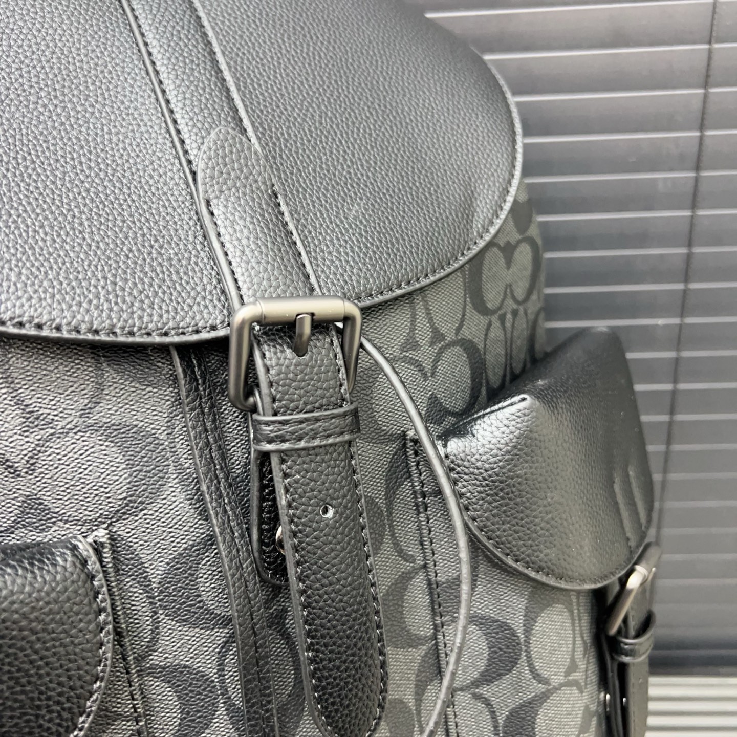 P185 COACH 蔻驰
Warner 标志印花双肩包 🚹男士大容量背包 电脑包 经典Logo搭配原厂工艺材质 休闲百搭 实物拍摄 原厂原版面料 配送得物防伪扣 防尘袋 32 x 43 cm。