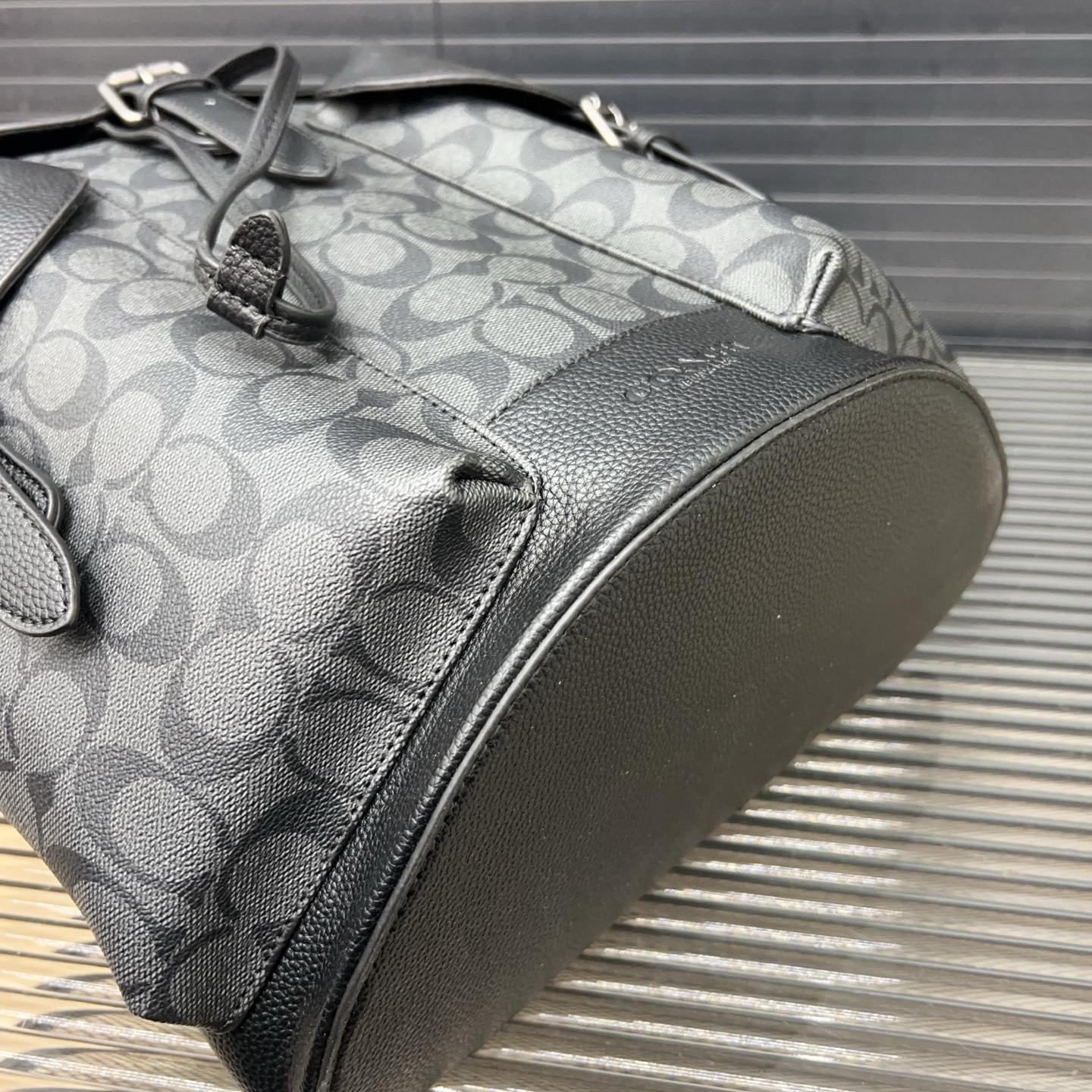 P185 COACH 蔻驰
Warner 标志印花双肩包 🚹男士大容量背包 电脑包 经典Logo搭配原厂工艺材质 休闲百搭 实物拍摄 原厂原版面料 配送得物防伪扣 防尘袋 32 x 43 cm。
