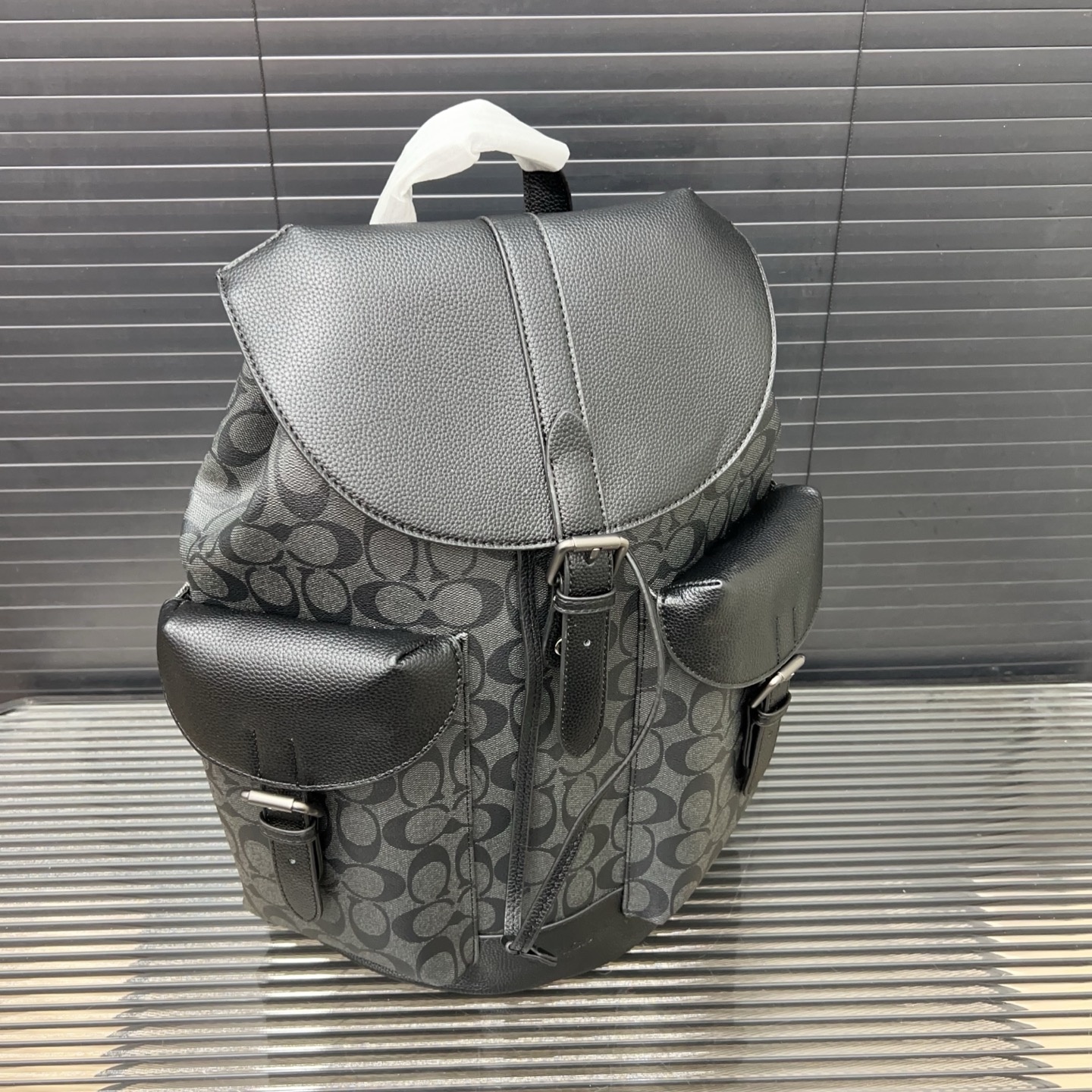 P185 COACH 蔻驰
Warner 标志印花双肩包 🚹男士大容量背包 电脑包 经典Logo搭配原厂工艺材质 休闲百搭 实物拍摄 原厂原版面料 配送得物防伪扣 防尘袋 32 x 43 cm。