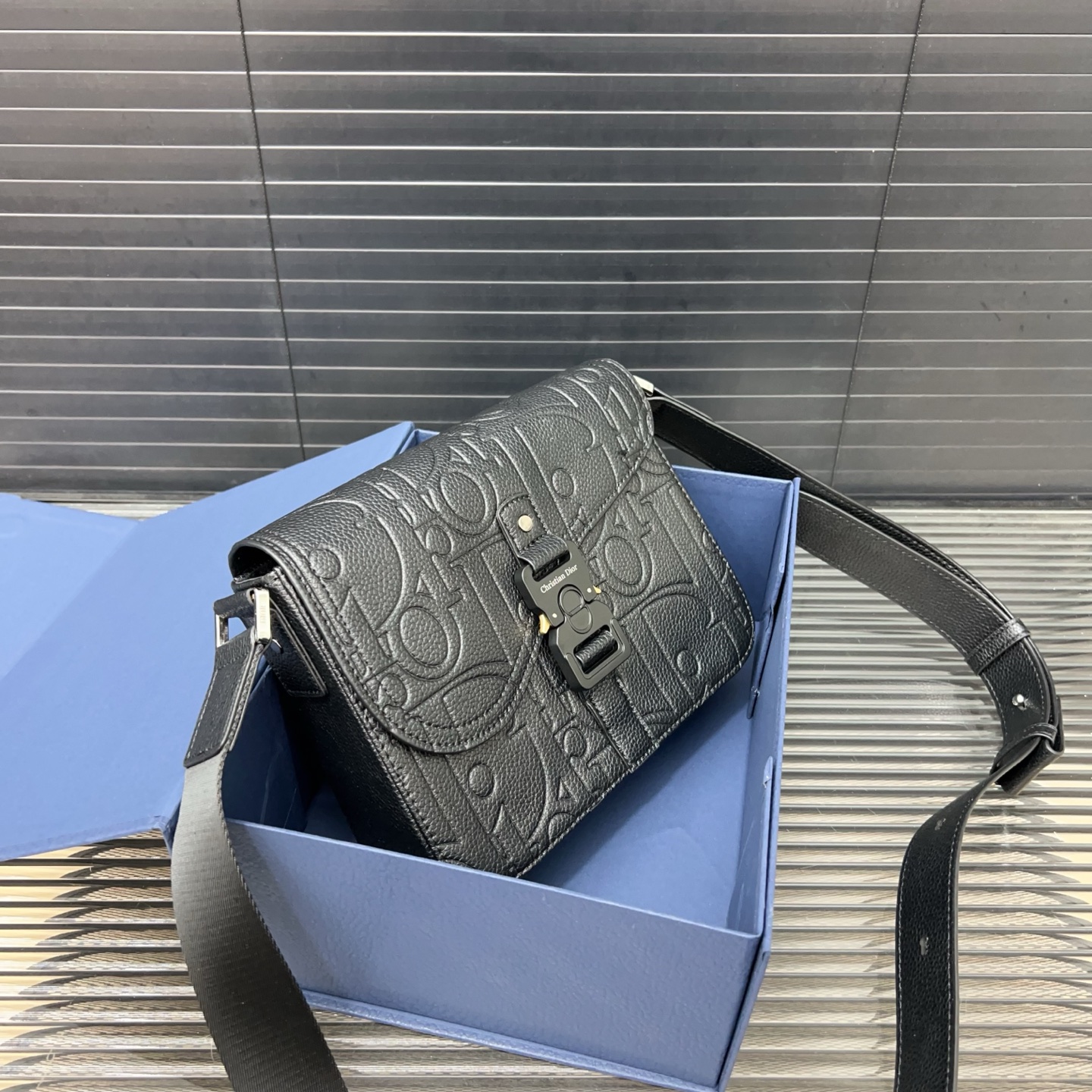 P225 Dior 迪奥
Gravity 压花马鞍包 SADDLE提花翻盖邮差包 单肩斜挎包 明星单品 采用优质原厂材质 高端品质 配送礼盒 规格 23 x 18cm